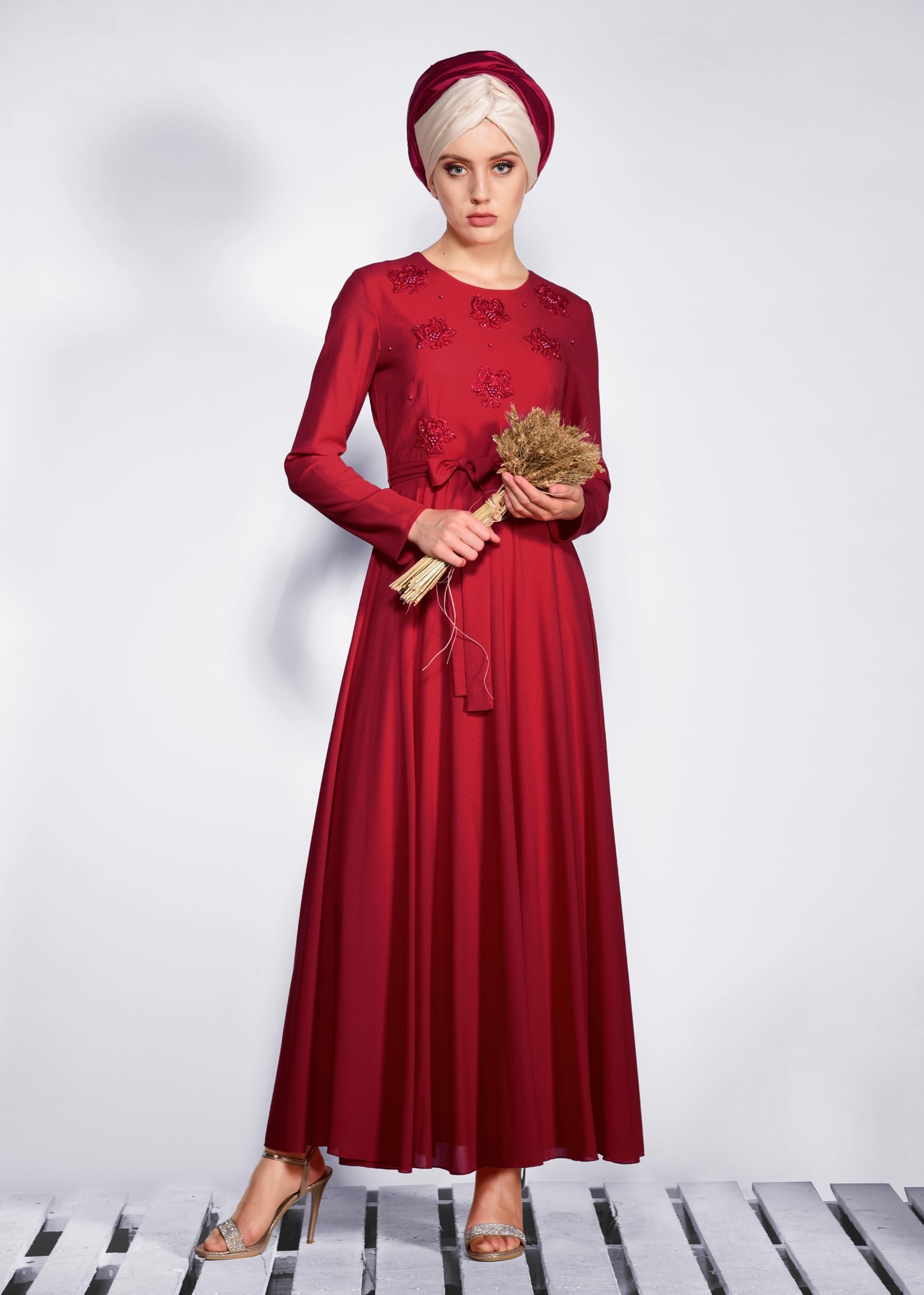 Tesettür giyim KIRMIZI NAKIŞ DETAYLI İNCİLİ ELBİSE 4224