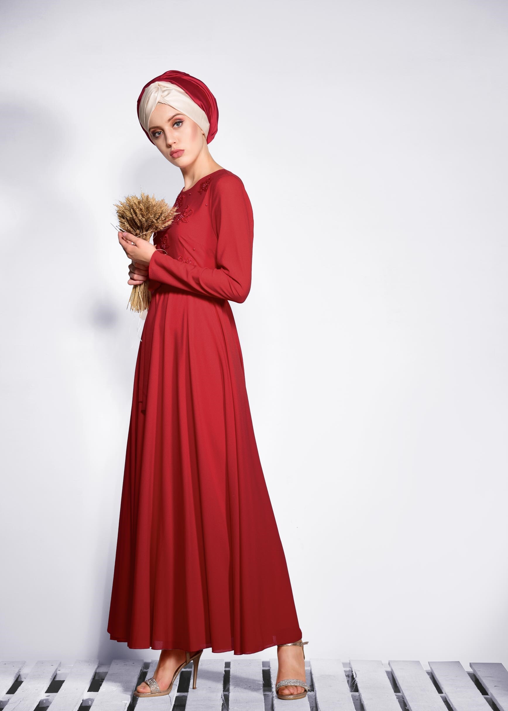 Tesettür giyim KIRMIZI NAKIŞ DETAYLI İNCİLİ ELBİSE 4224
