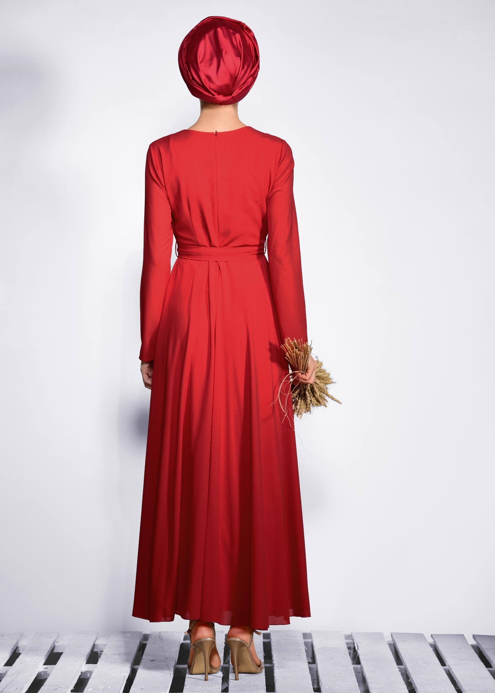 Tesettür giyim KIRMIZI NAKIŞ DETAYLI İNCİLİ ELBİSE 4224