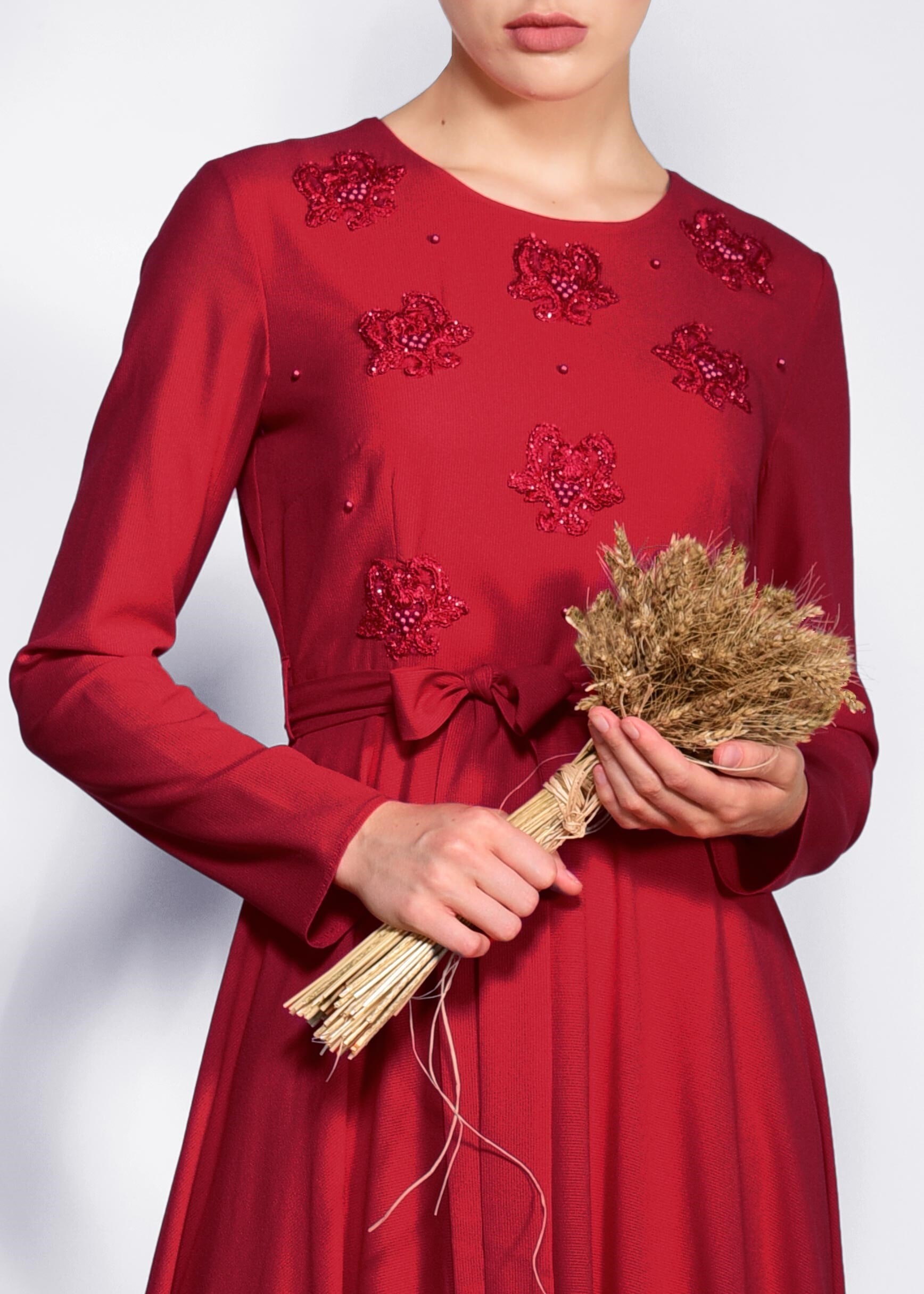 Tesettür giyim KIRMIZI NAKIŞ DETAYLI İNCİLİ ELBİSE 4224