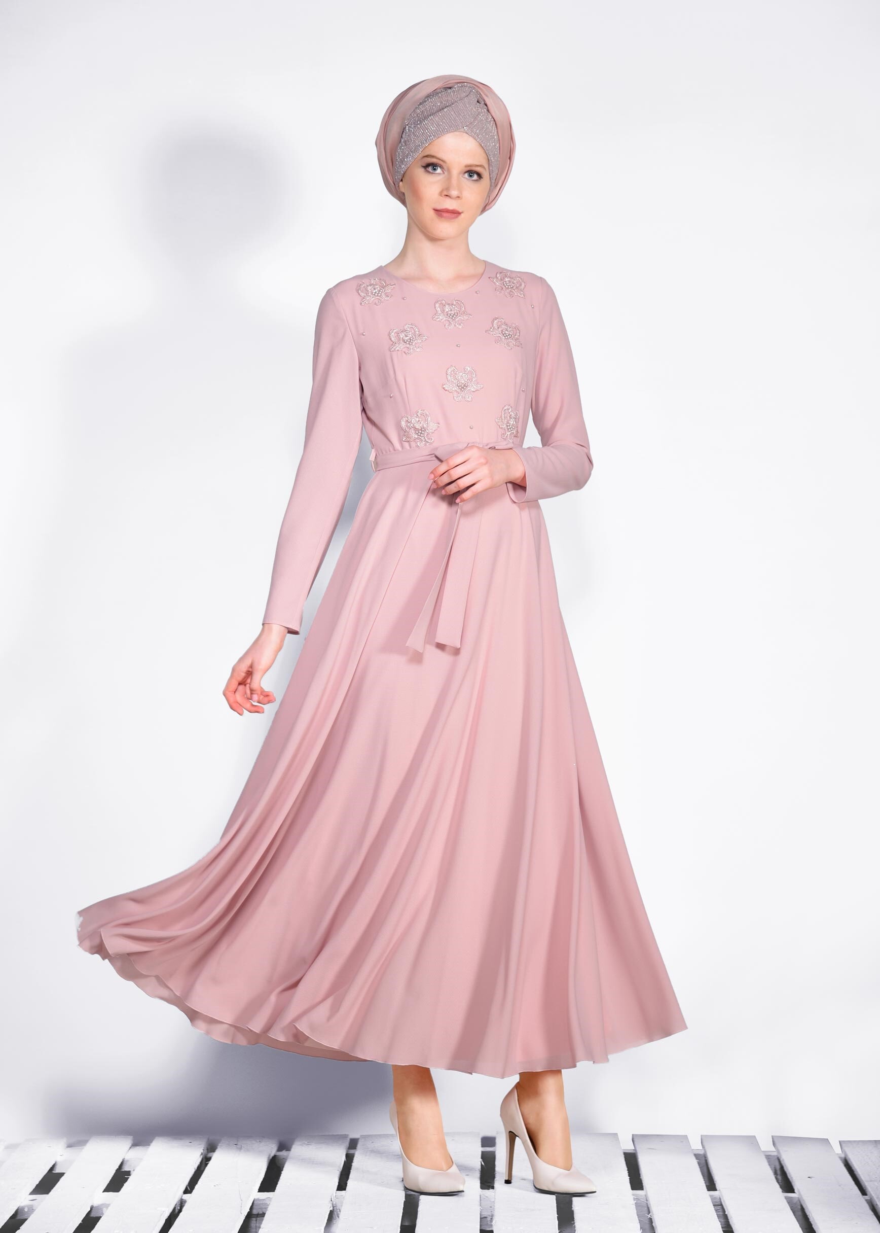 Tesettür giyim PUDRA NAKIŞ DETAYLI İNCİLİ ELBİSE 4224