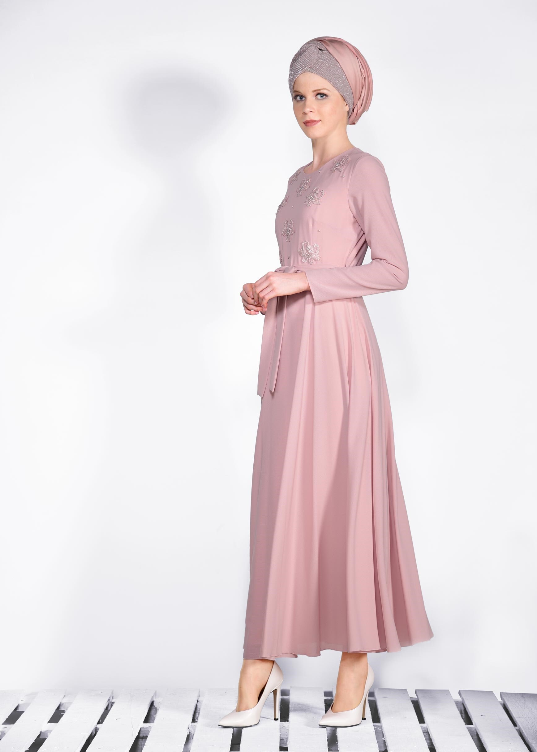 Tesettür giyim PUDRA NAKIŞ DETAYLI İNCİLİ ELBİSE 4224