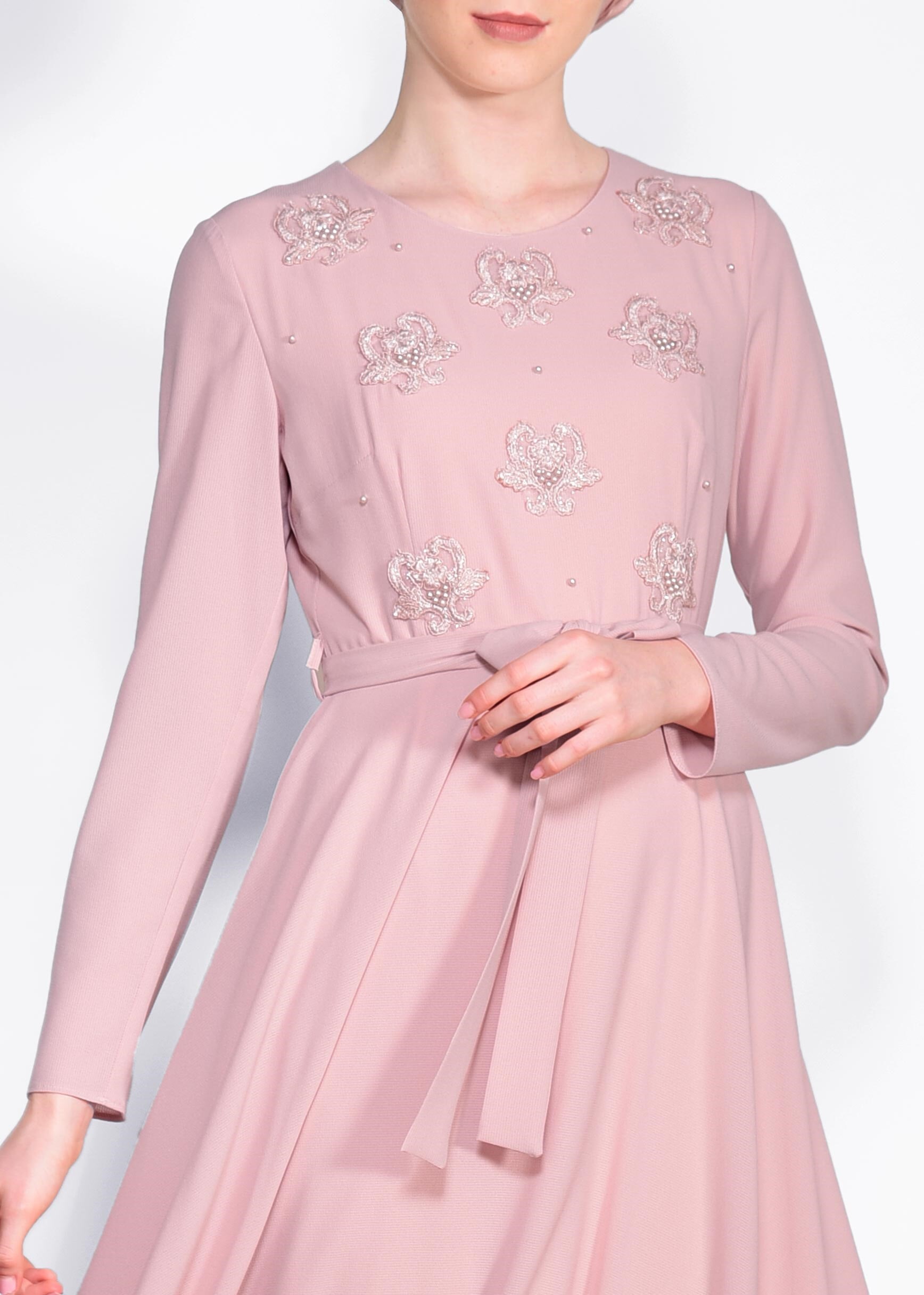 Tesettür giyim PUDRA NAKIŞ DETAYLI İNCİLİ ELBİSE 4224