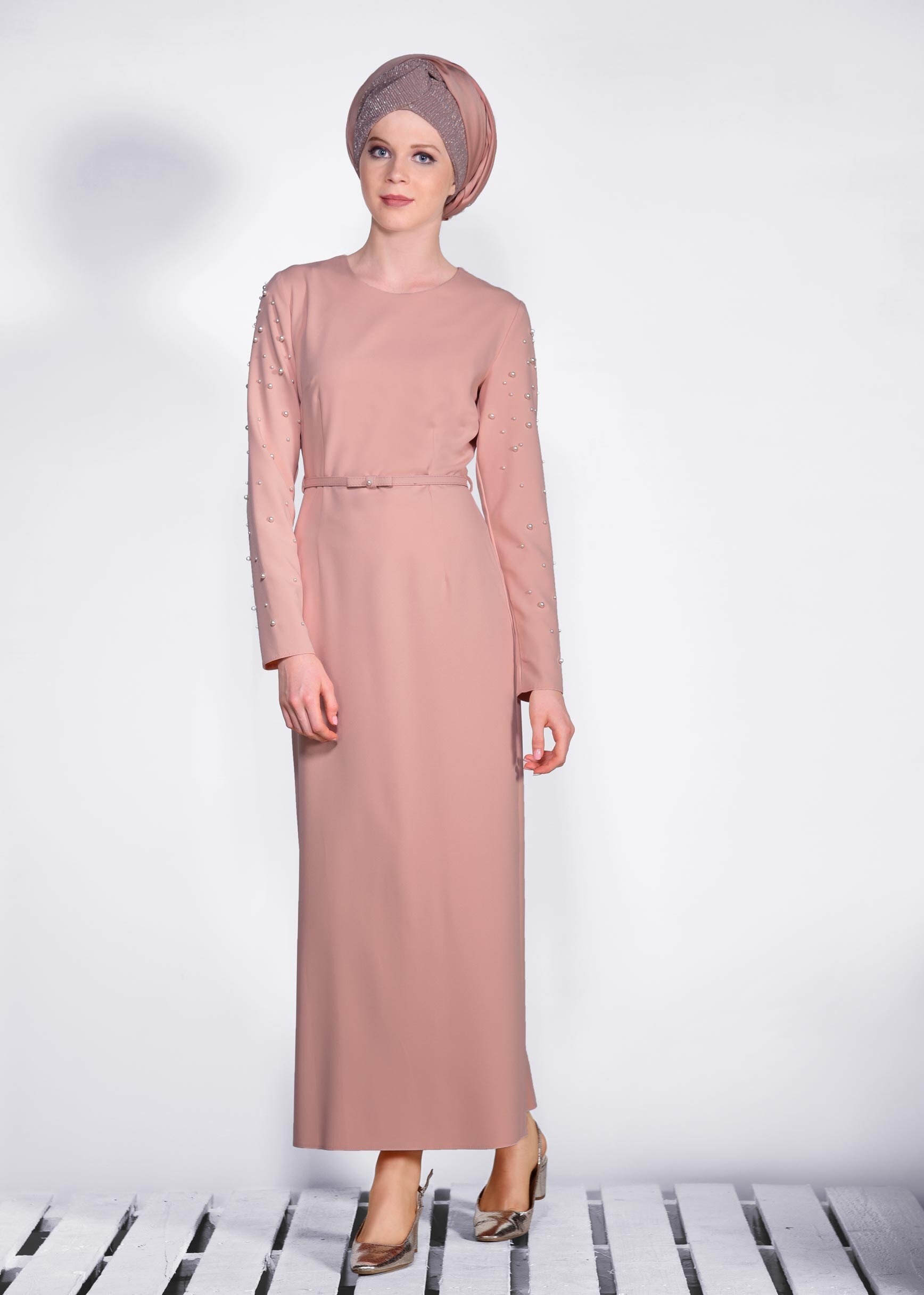 Tesettür giyim PUDRA KOL KISMI İNCİ İŞLEMELİ GİZLİ YIRTMAÇLI ELBİSE 4282