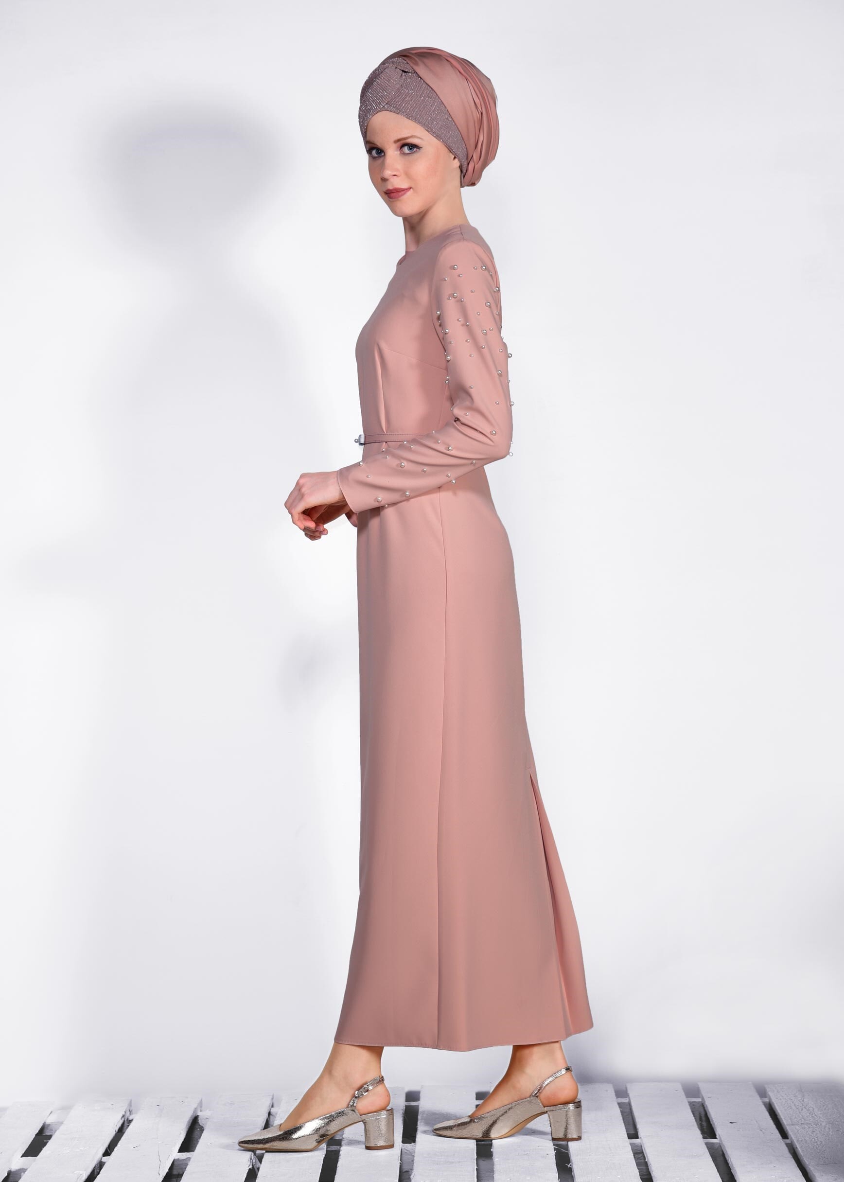 Tesettür giyim PUDRA KOL KISMI İNCİ İŞLEMELİ GİZLİ YIRTMAÇLI ELBİSE 4282