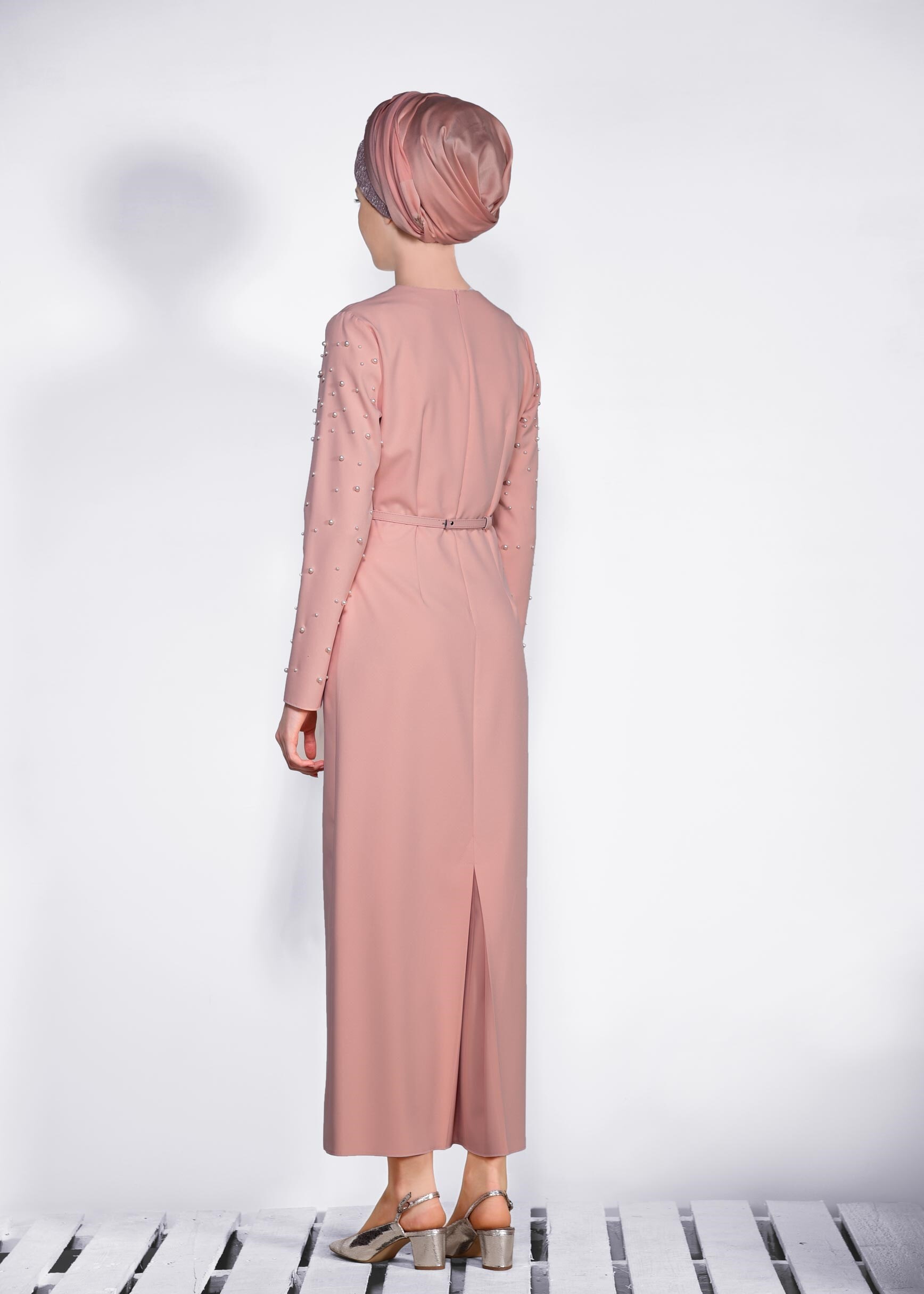 Tesettür giyim PUDRA KOL KISMI İNCİ İŞLEMELİ GİZLİ YIRTMAÇLI ELBİSE 4282