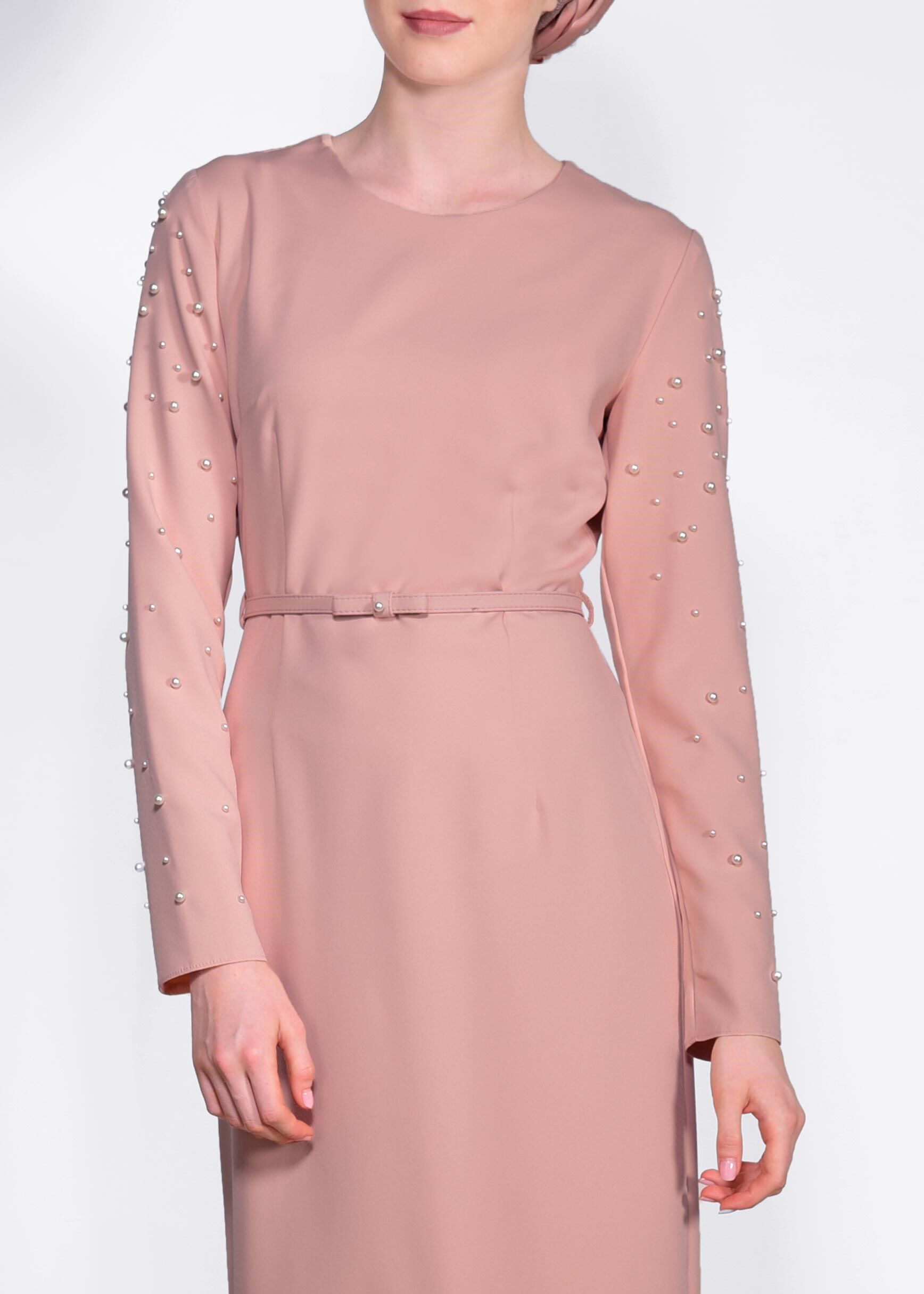 Tesettür giyim PUDRA KOL KISMI İNCİ İŞLEMELİ GİZLİ YIRTMAÇLI ELBİSE 4282