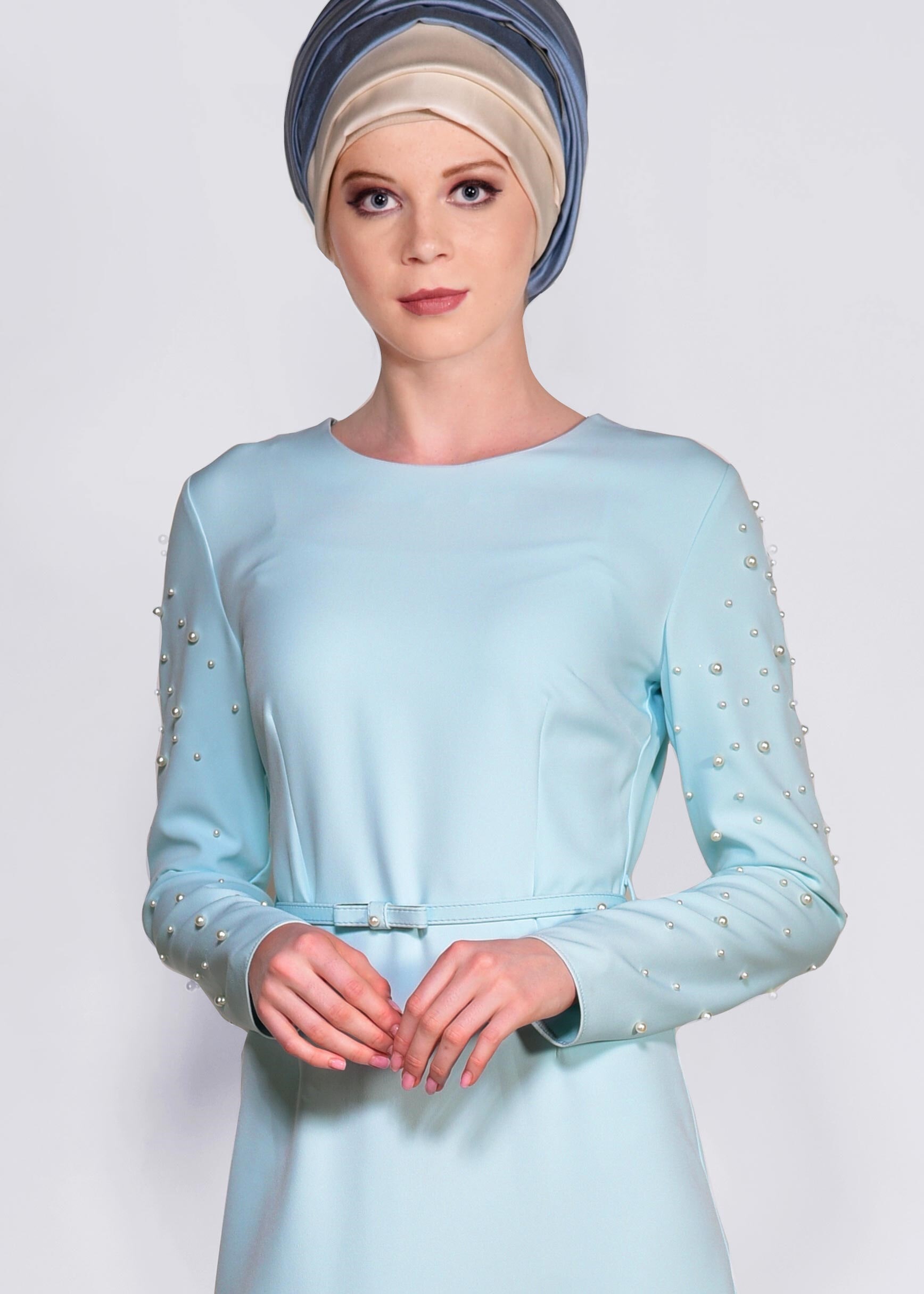 Tesettür giyim MAVİ KOL KISMI İNCİ İŞLEMELİ GİZLİ YIRTMAÇLI ELBİSE 4282