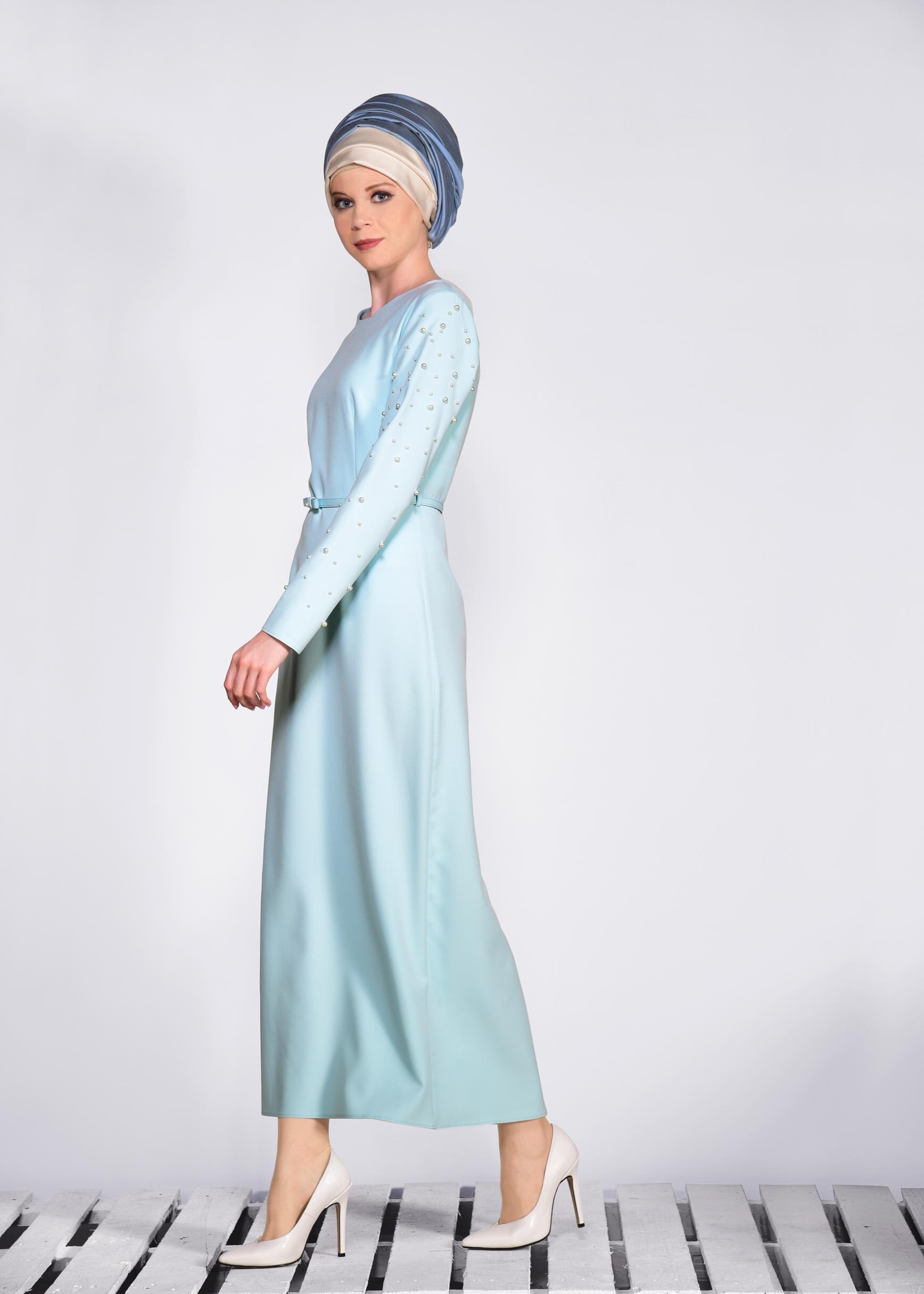 Tesettür giyim MAVİ KOL KISMI İNCİ İŞLEMELİ GİZLİ YIRTMAÇLI ELBİSE 4282