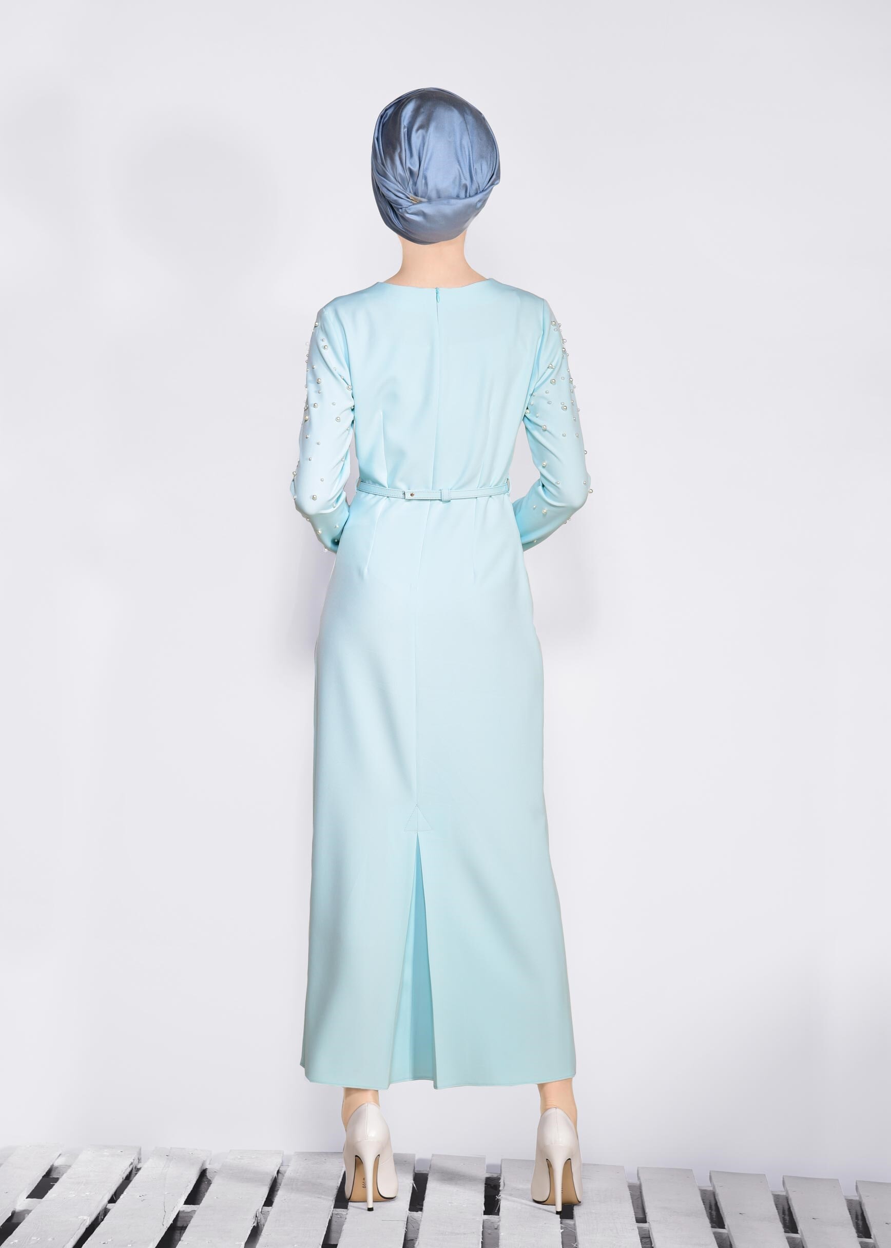 Tesettür giyim MAVİ KOL KISMI İNCİ İŞLEMELİ GİZLİ YIRTMAÇLI ELBİSE 4282