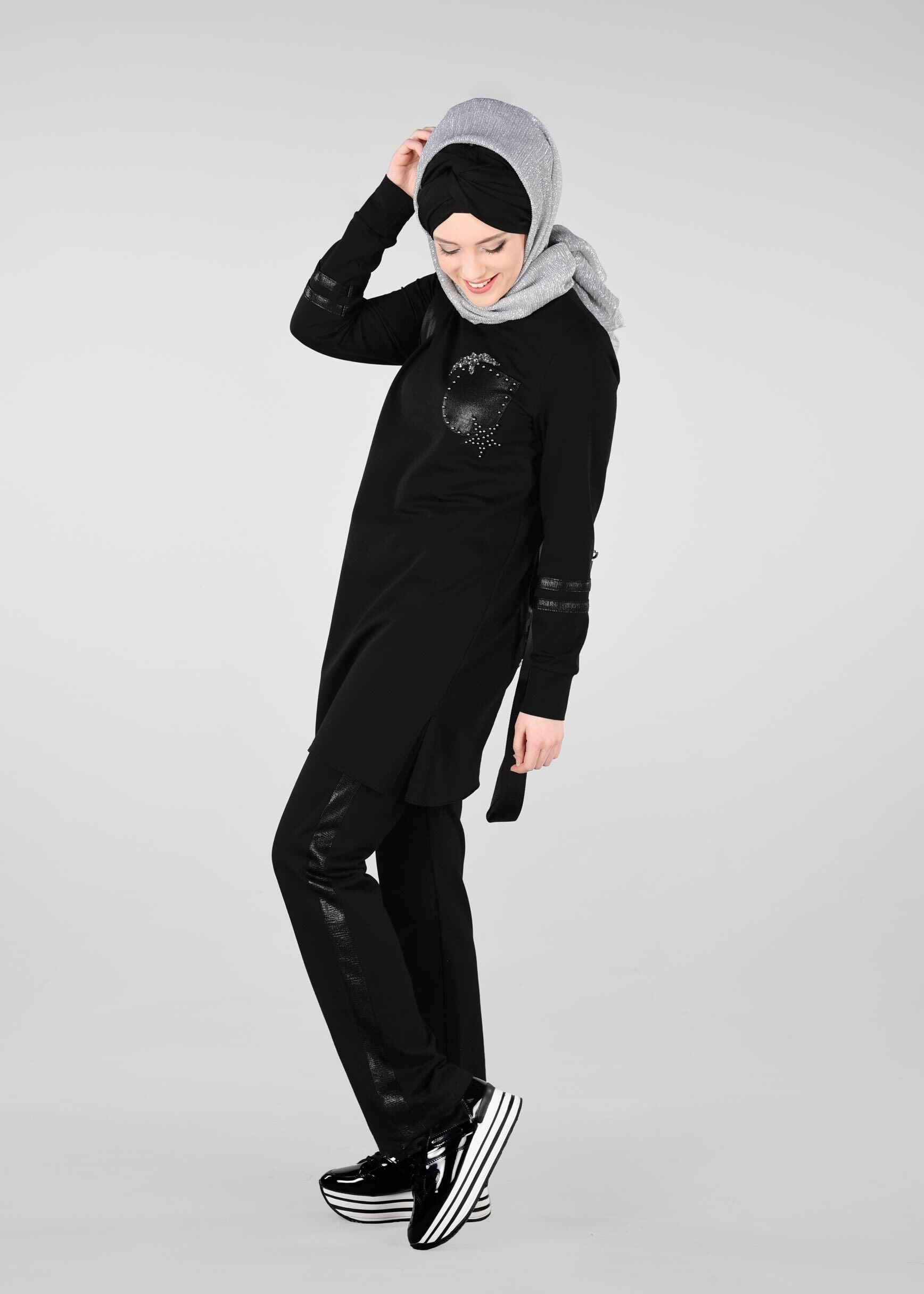 Tesettür giyim SİYAH BONCUK İŞLEMELİ ŞERİT DETAYLI 2&prime;Lİ EŞOFMAN TAKIM 4012