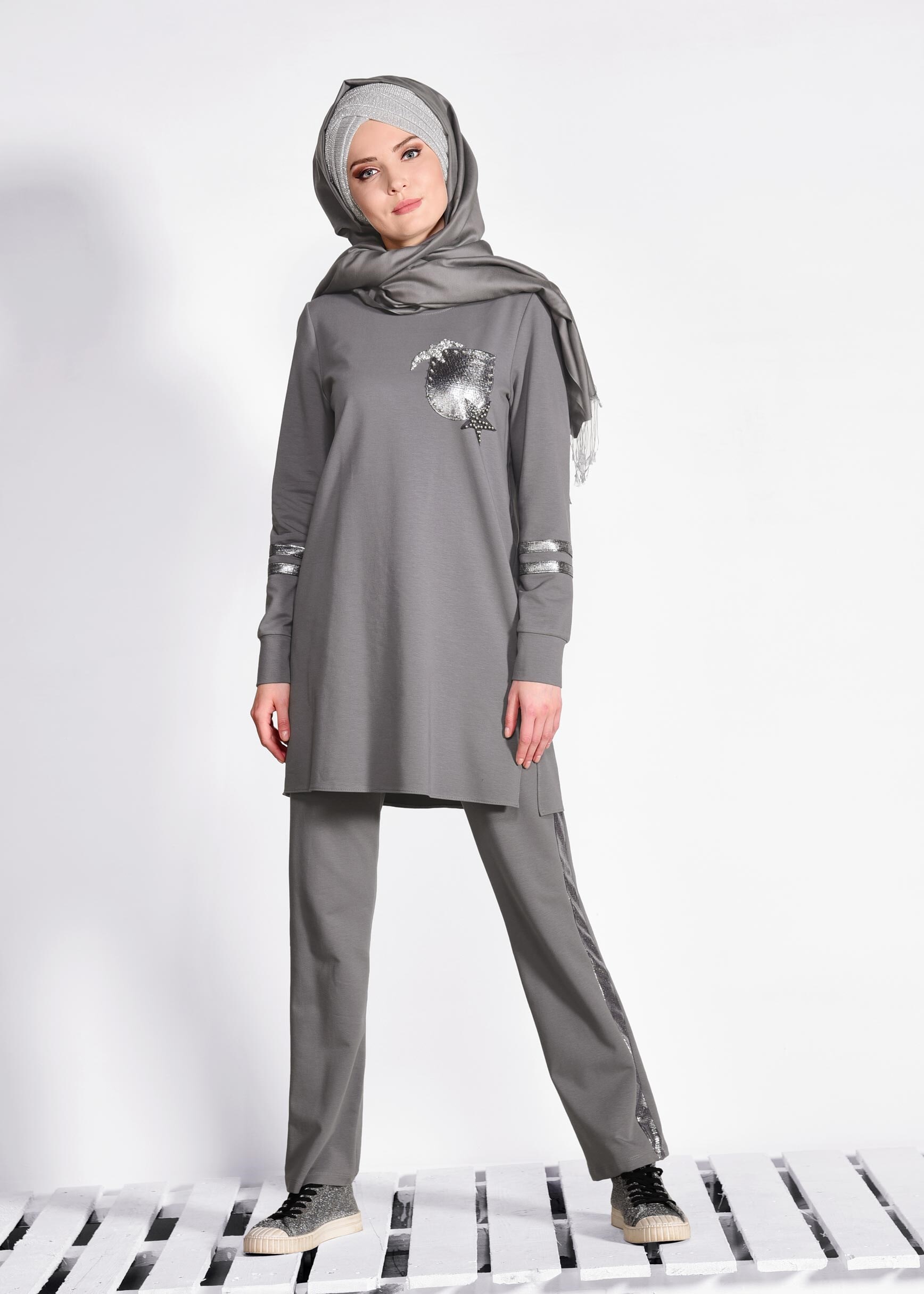Tesettür giyim GRİ BONCUK İŞLEMELİ ŞERİT DETAYLI 2&prime;Lİ EŞOFMAN TAKIM 4012
