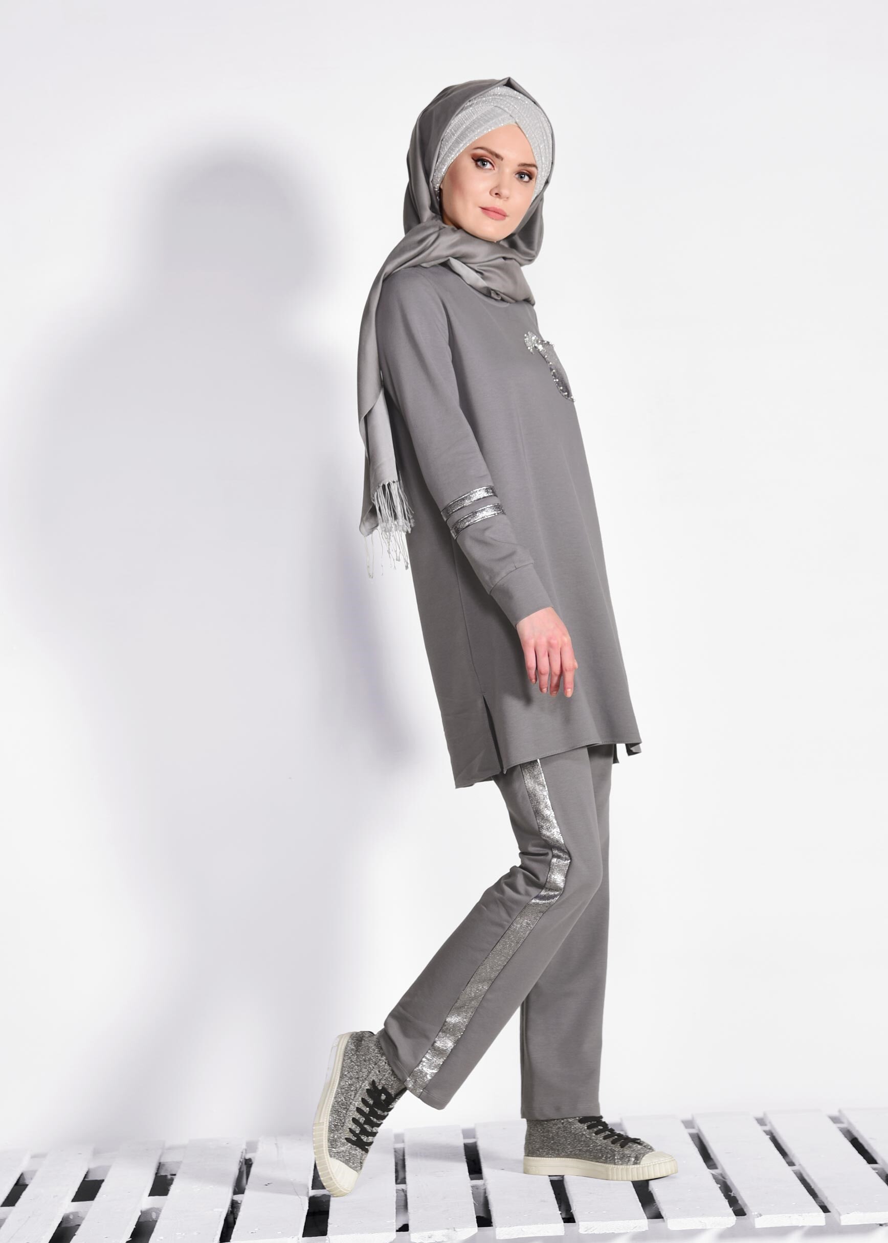 Tesettür giyim GRİ BONCUK İŞLEMELİ ŞERİT DETAYLI 2&prime;Lİ EŞOFMAN TAKIM 4012