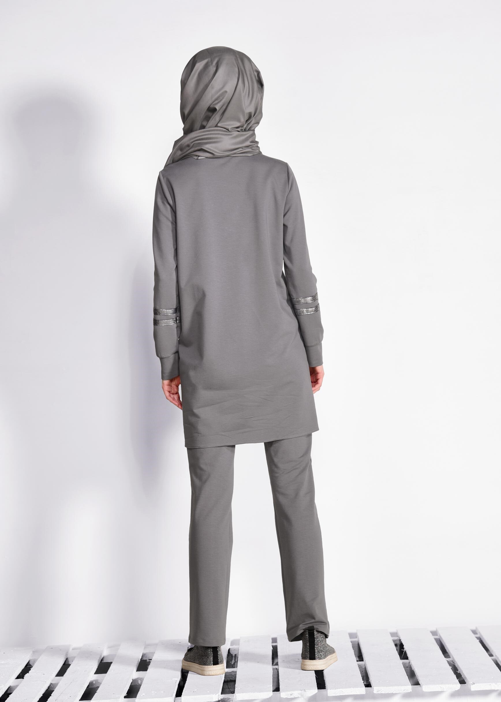 Tesettür giyim GRİ BONCUK İŞLEMELİ ŞERİT DETAYLI 2&prime;Lİ EŞOFMAN TAKIM 4012