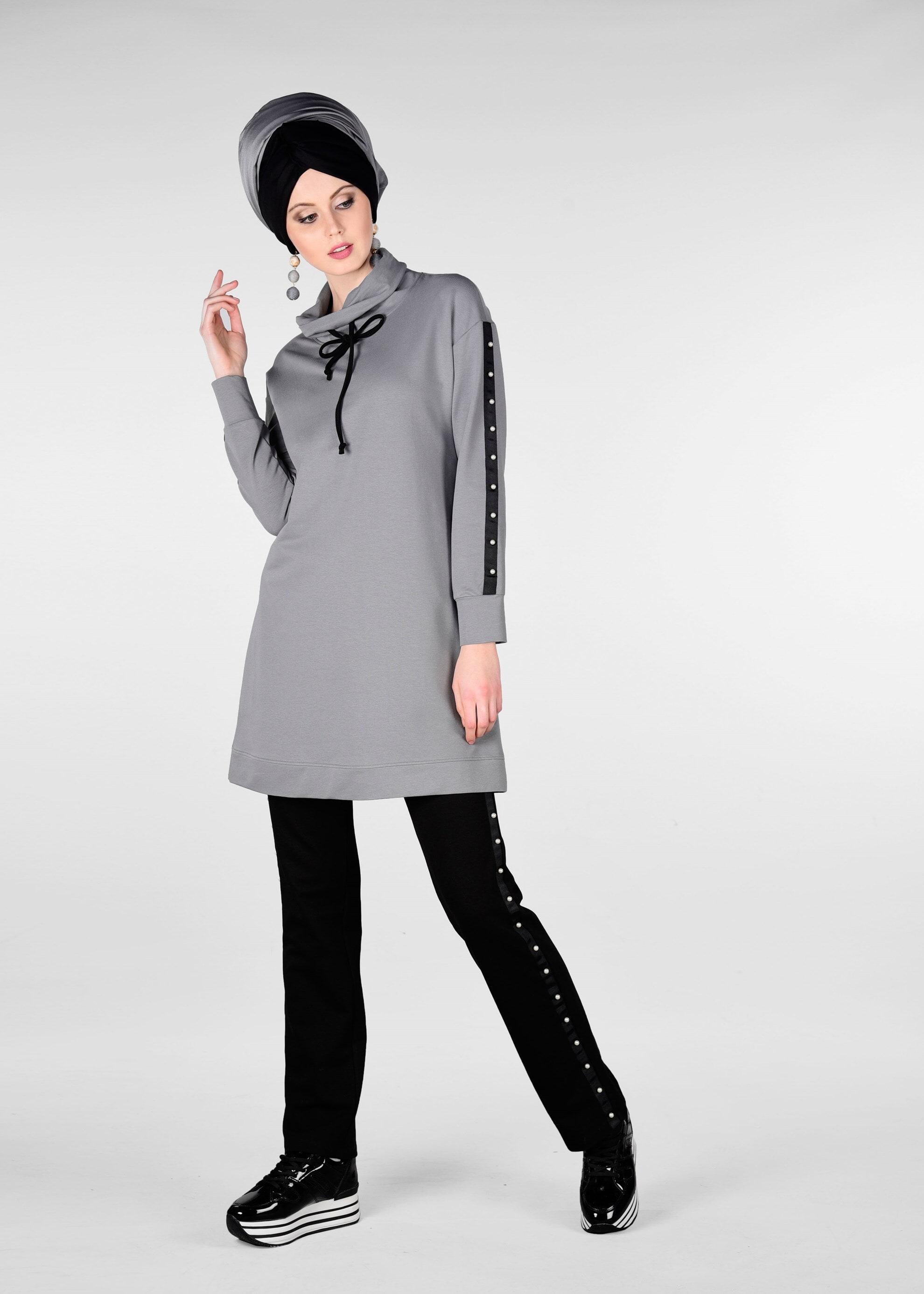 Tesettür giyim GRİ KOLLARI İNCİ İŞLEMELİ ŞERİTLİ 2&prime;Lİ EŞOFMAN TAKIM 4013