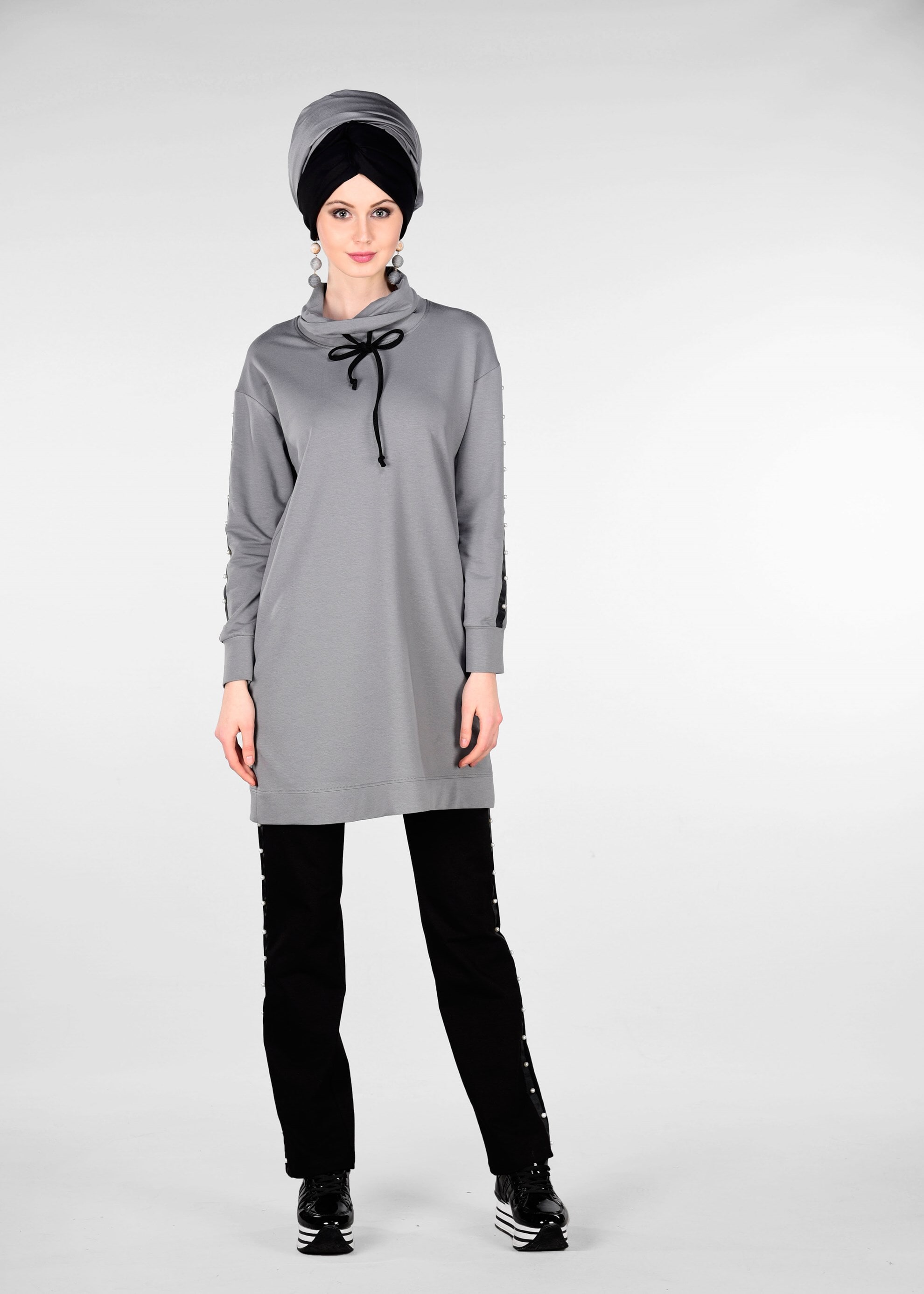 Tesettür giyim GRİ KOLLARI İNCİ İŞLEMELİ ŞERİTLİ 2&prime;Lİ EŞOFMAN TAKIM 4013