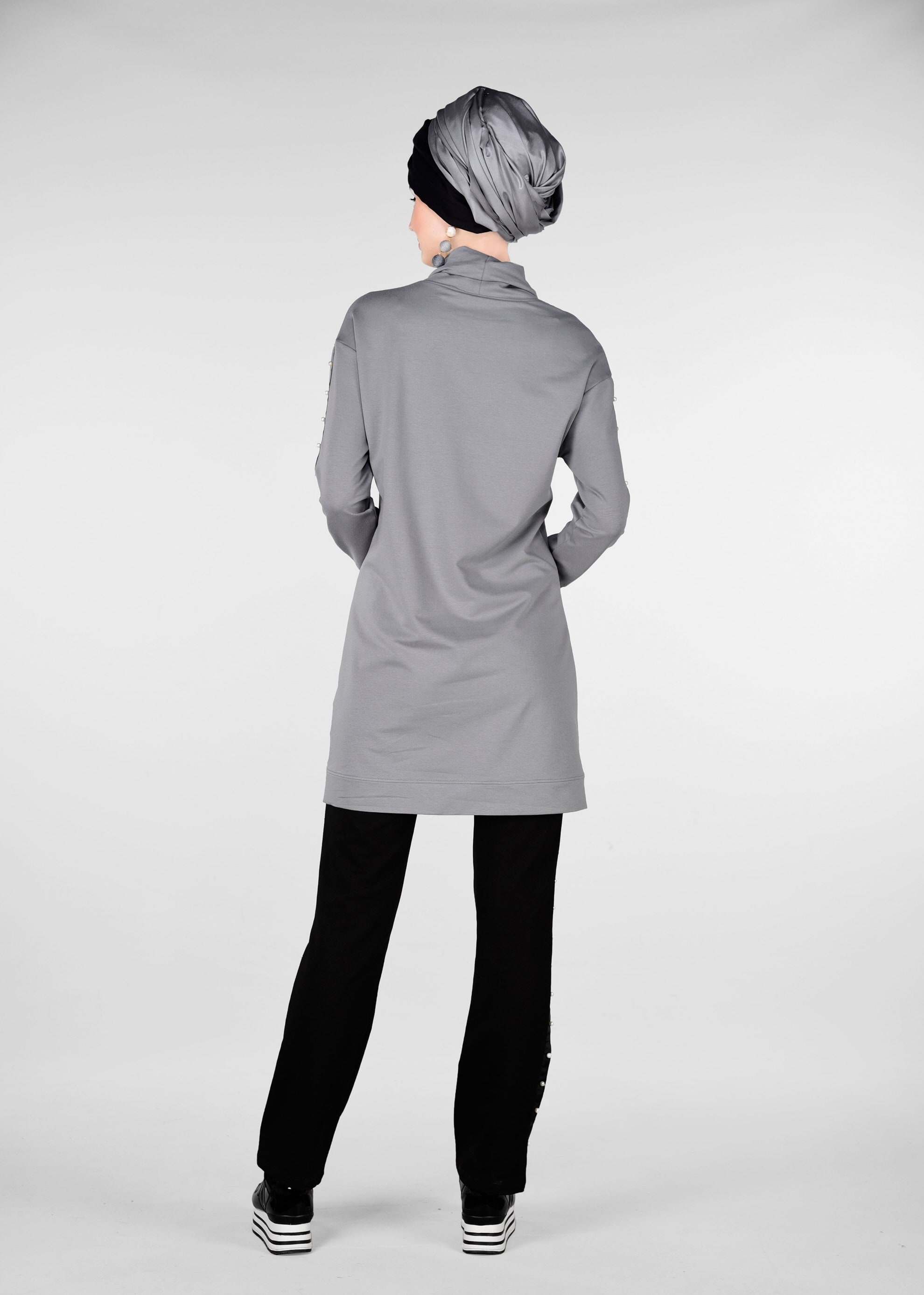 Tesettür giyim GRİ KOLLARI İNCİ İŞLEMELİ ŞERİTLİ 2&prime;Lİ EŞOFMAN TAKIM 4013