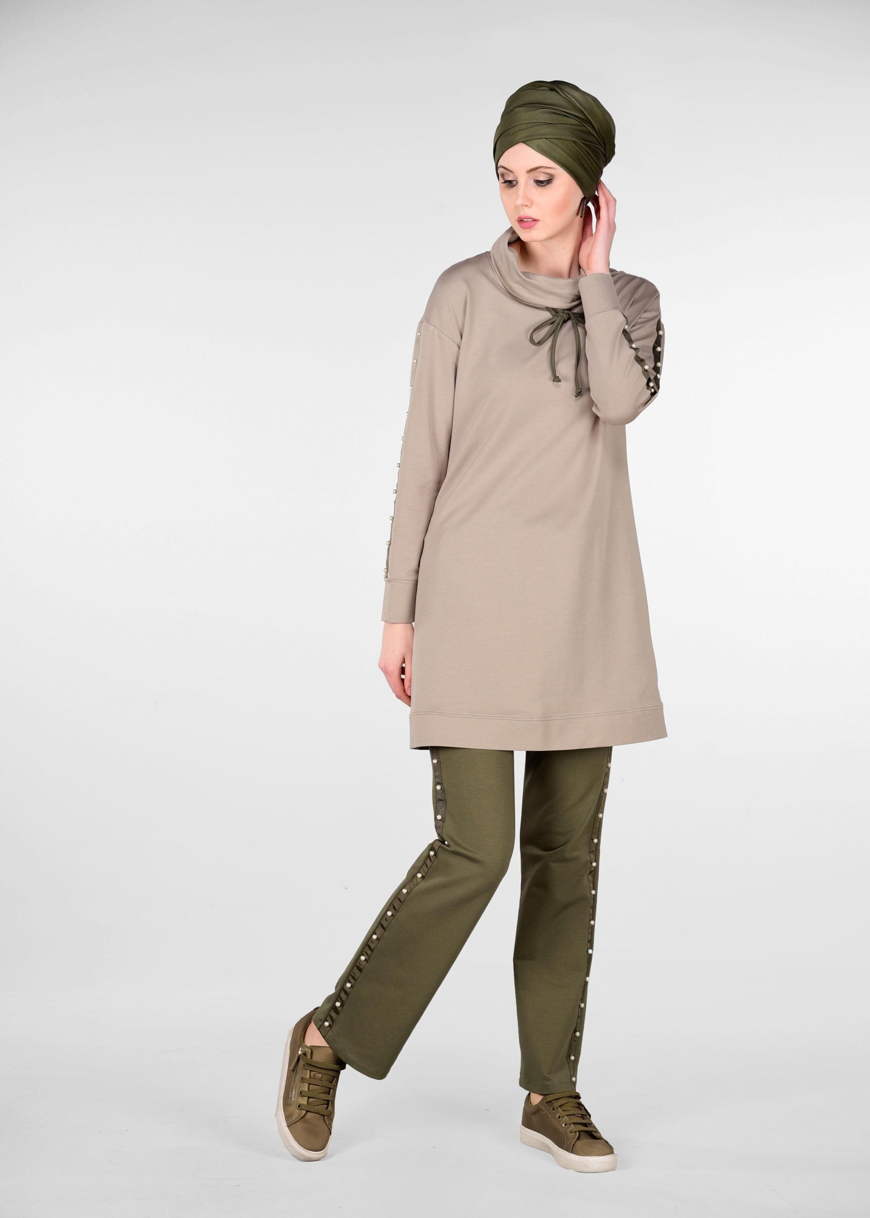 Tesettür giyim KAHVE KOLLARI İNCİ İŞLEMELİ ŞERİTLİ 2&prime;Lİ EŞOFMAN TAKIM 4013