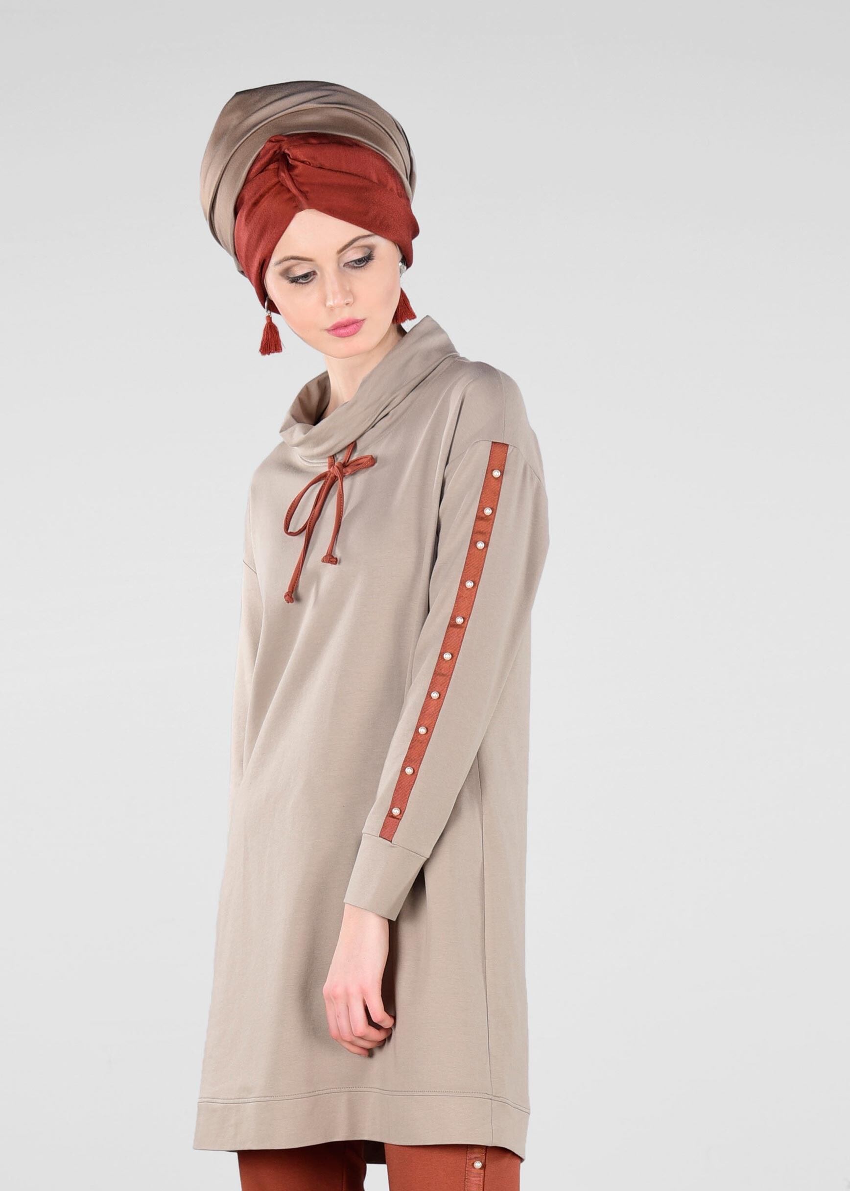 Tesettür giyim KAHVE KOLLARI İNCİ İŞLEMELİ ŞERİTLİ 2&prime;Lİ EŞOFMAN TAKIM 4013