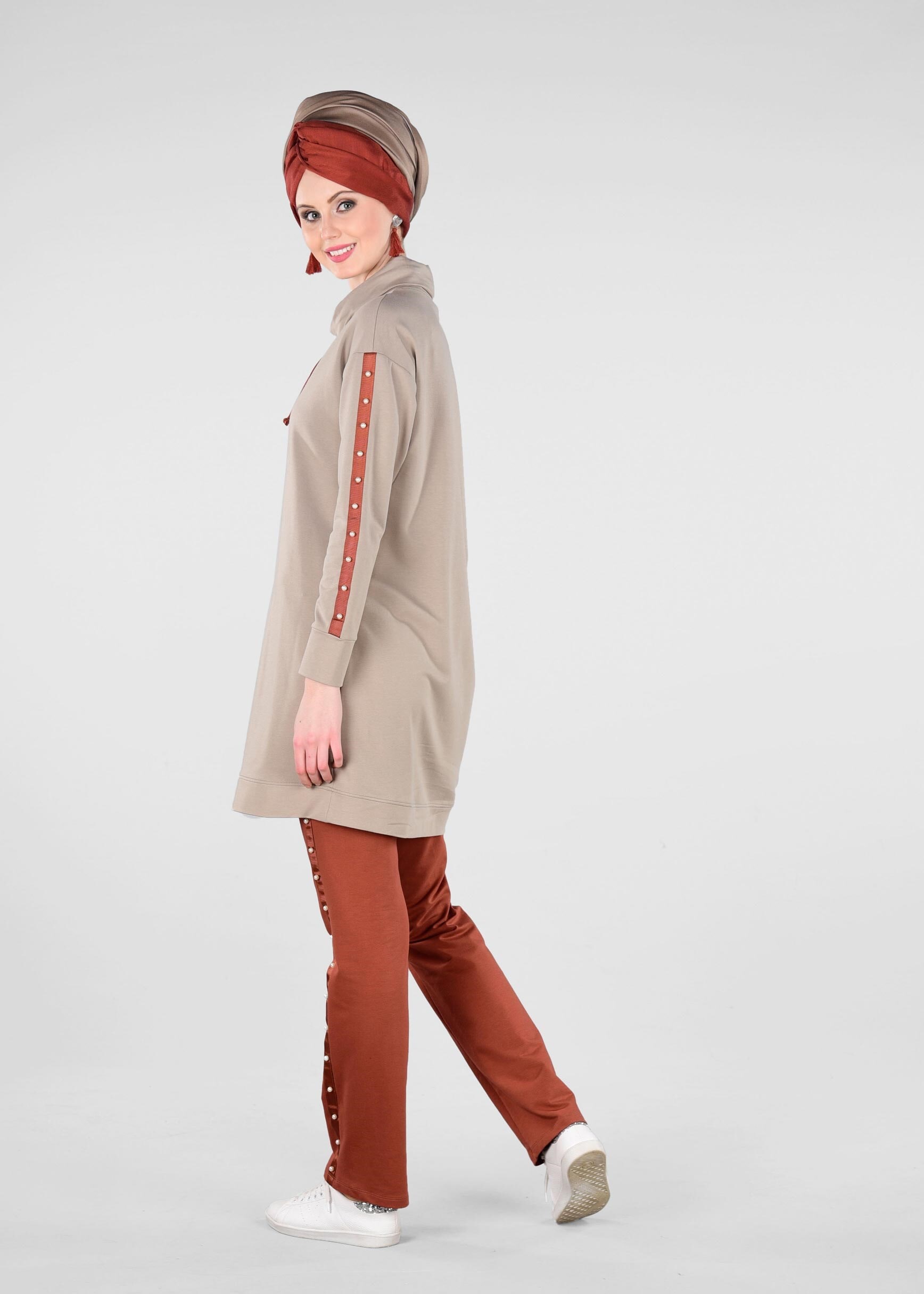 Tesettür giyim KAHVE KOLLARI İNCİ İŞLEMELİ ŞERİTLİ 2&prime;Lİ EŞOFMAN TAKIM 4013