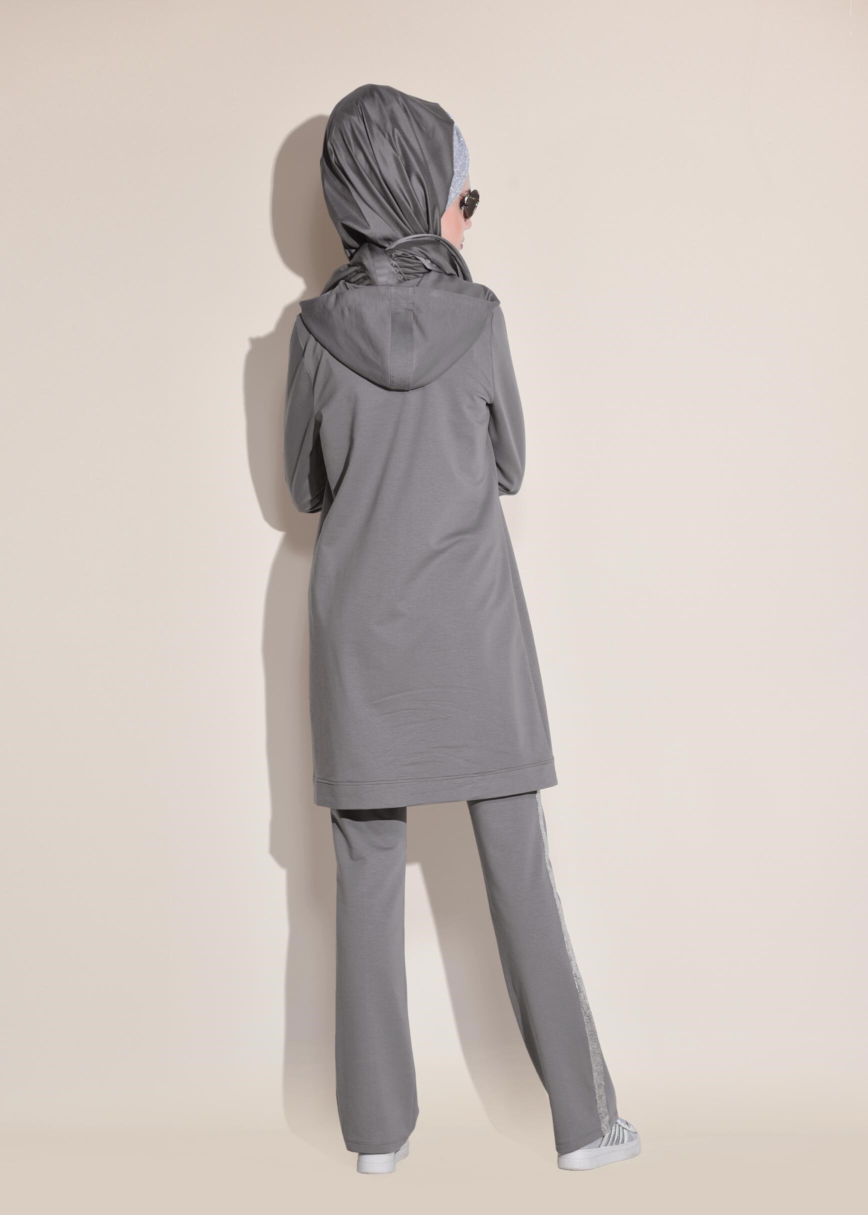 Tesettür giyim GRİ KAPÜŞONLU ŞERİTLİ 2&prime;Lİ PANTOLONLU EŞOFMAN TAKIMI 4147