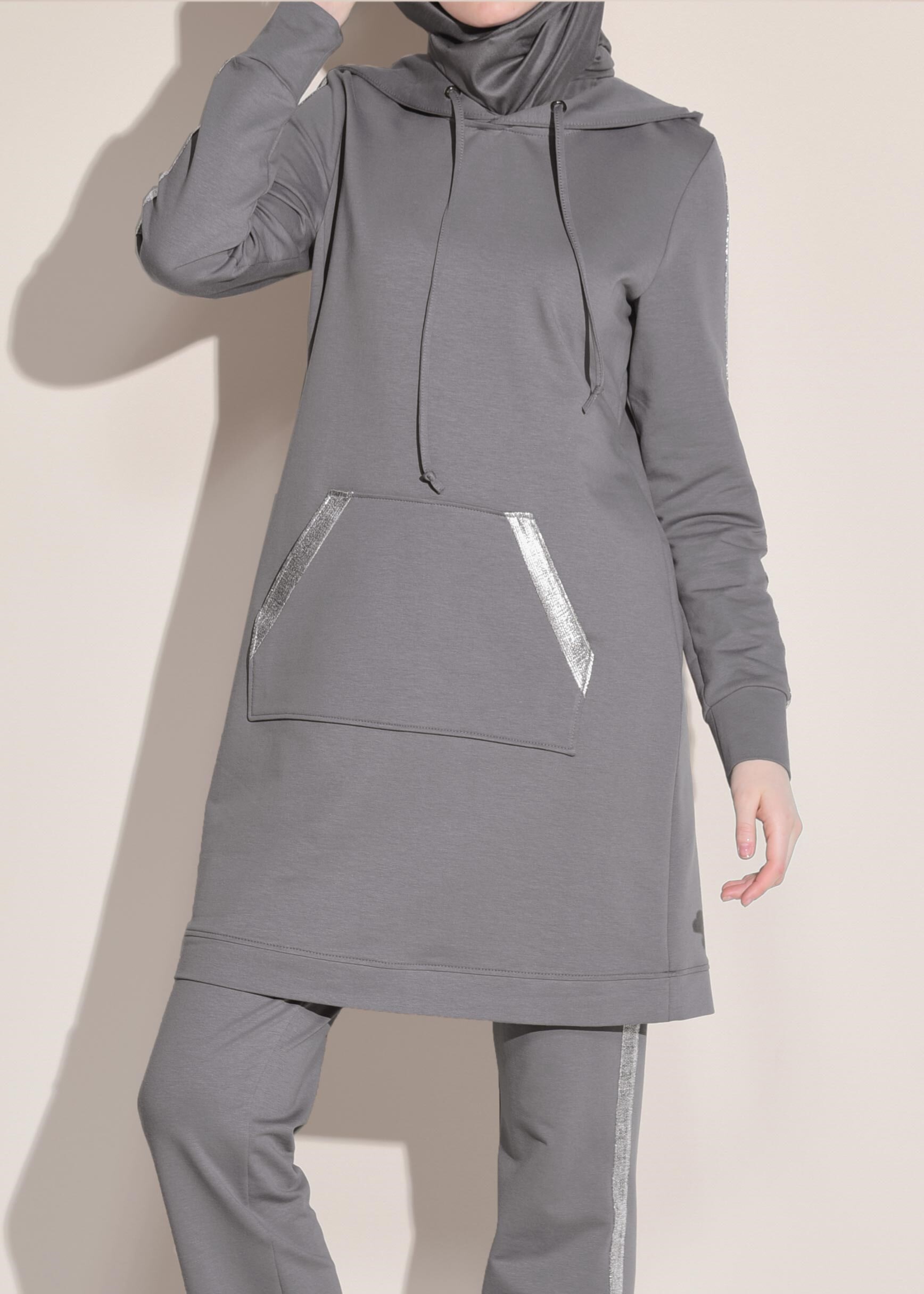 Tesettür giyim GRİ KAPÜŞONLU ŞERİTLİ 2&prime;Lİ PANTOLONLU EŞOFMAN TAKIMI 4147