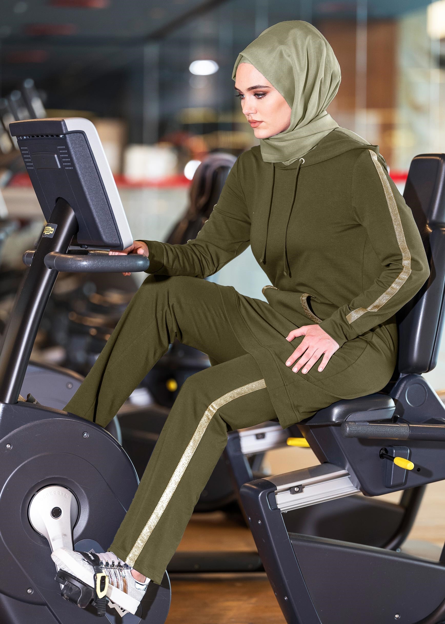 Tesettür giyim HAKİ KAPÜŞONLU ŞERİTLİ 2&prime;Lİ PANTOLONLU EŞOFMAN TAKIMI 4147