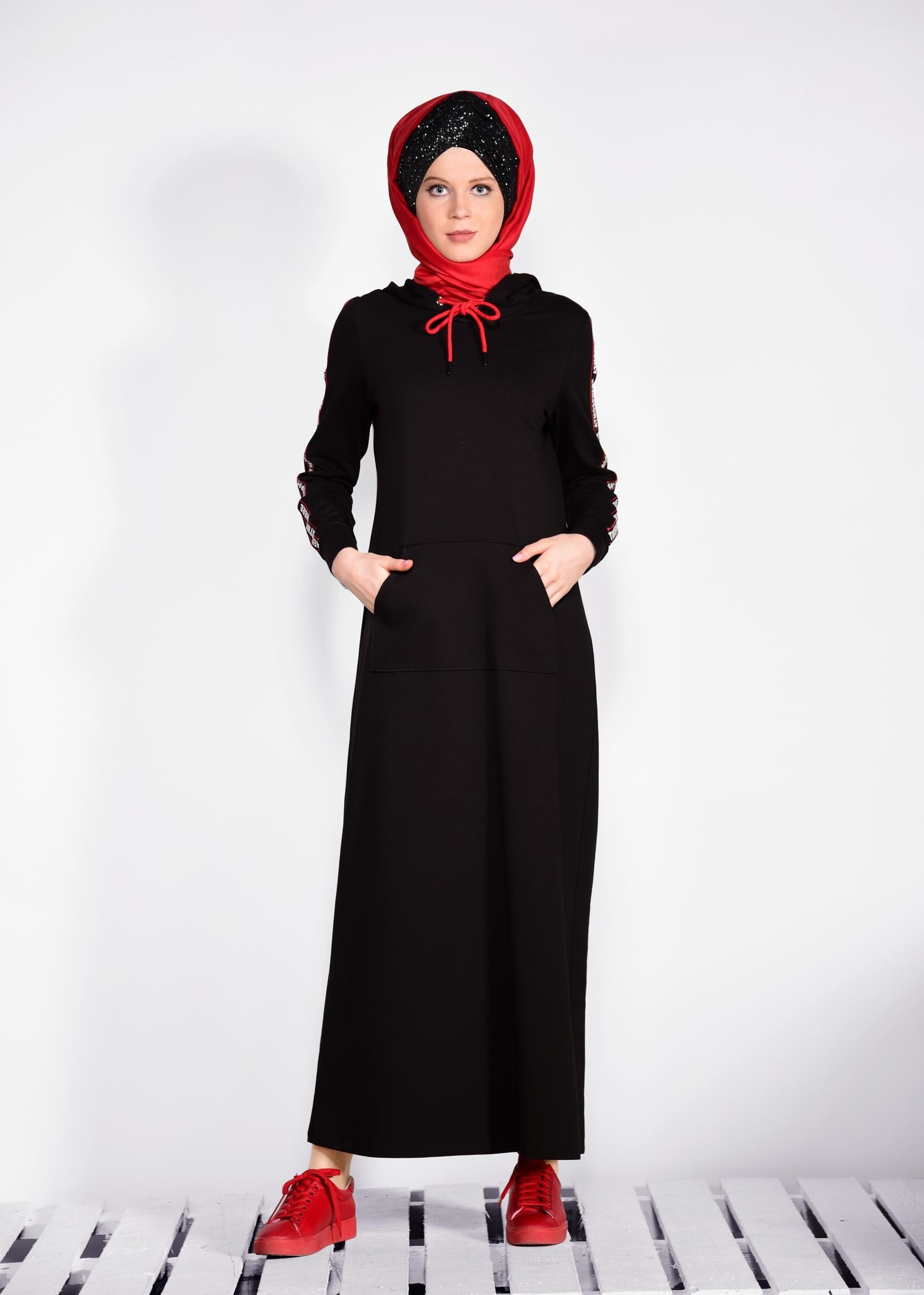 Tesettür giyim SİYAH CEPLİ KAPÜŞONLU EŞOFMAN ELBİSE 4148 