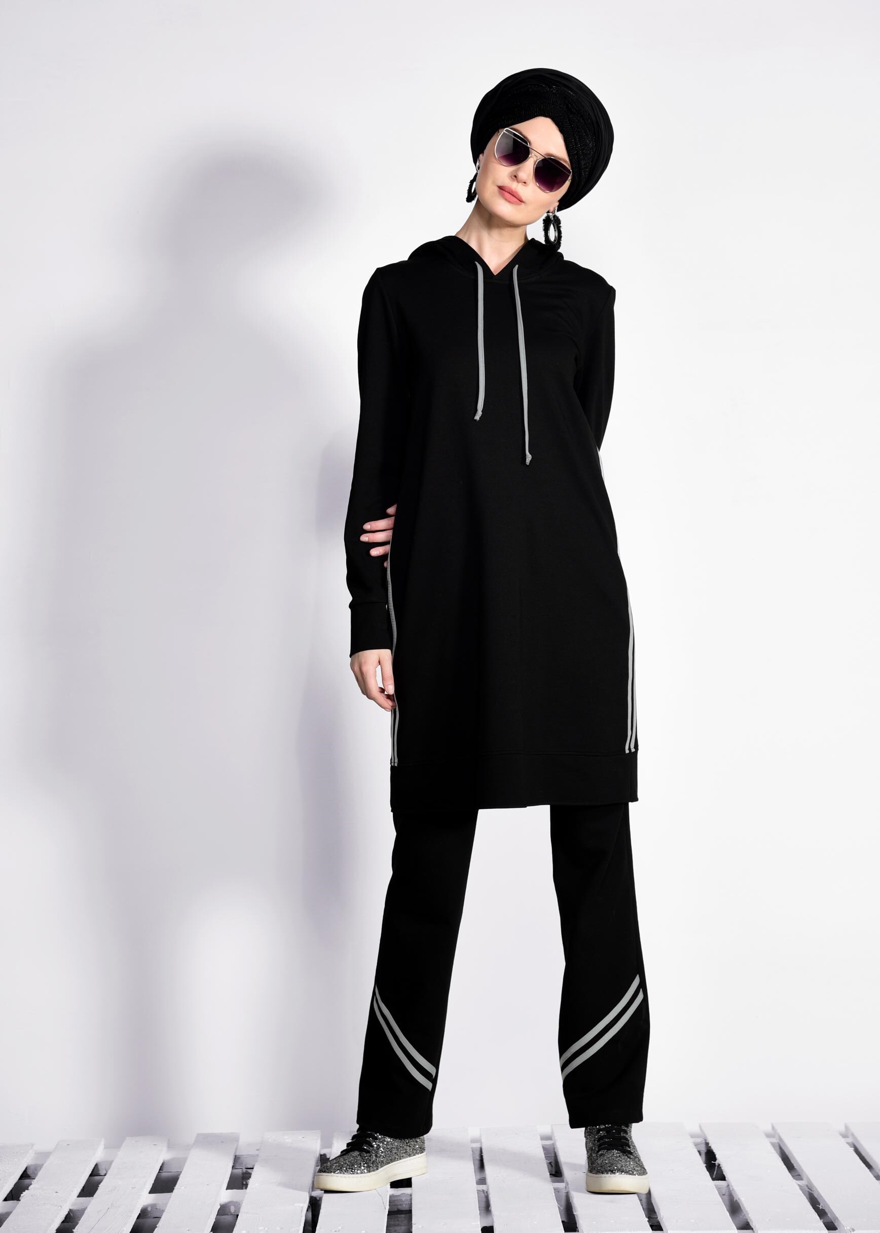 Tesettür giyim SİYAH KAPÜŞONLU ŞERİTLİ 2&prime;Lİ EŞOFMAN TAKIM 4209