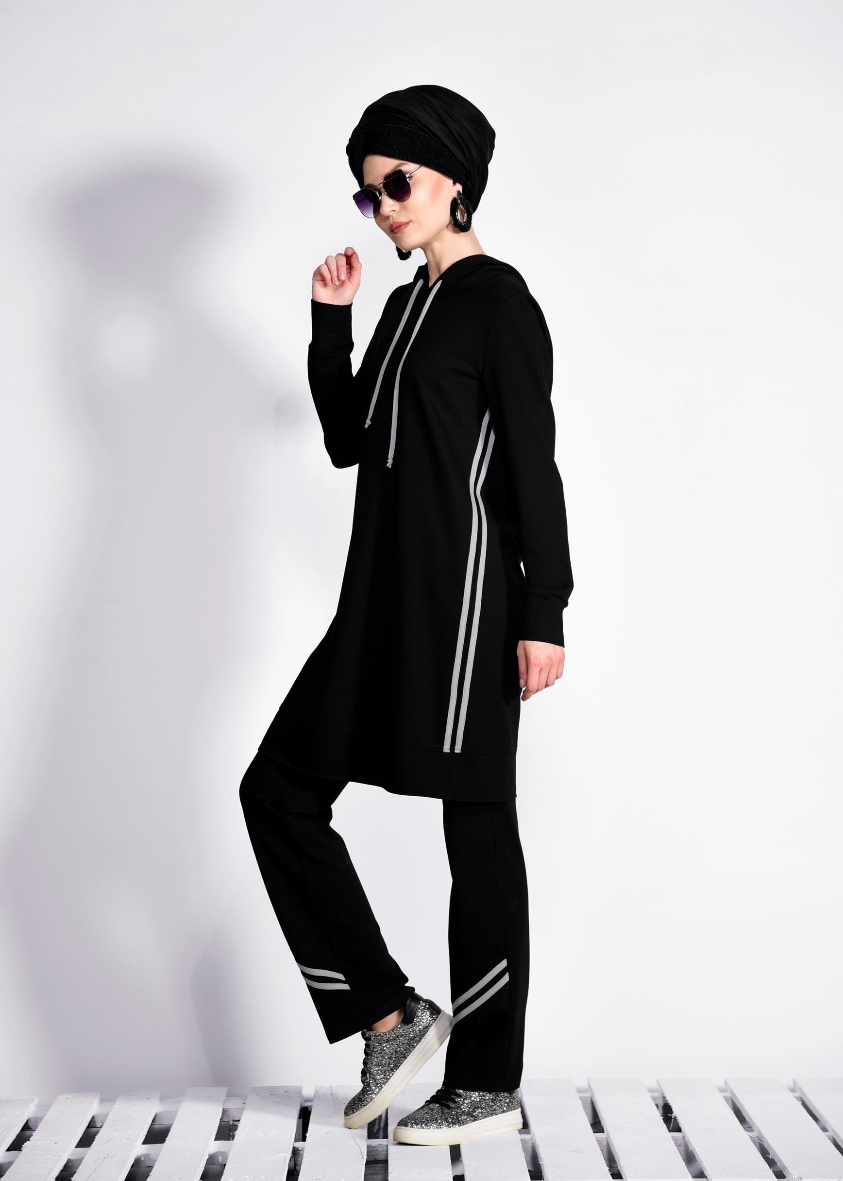 Tesettür giyim SİYAH KAPÜŞONLU ŞERİTLİ 2&prime;Lİ EŞOFMAN TAKIM 4209