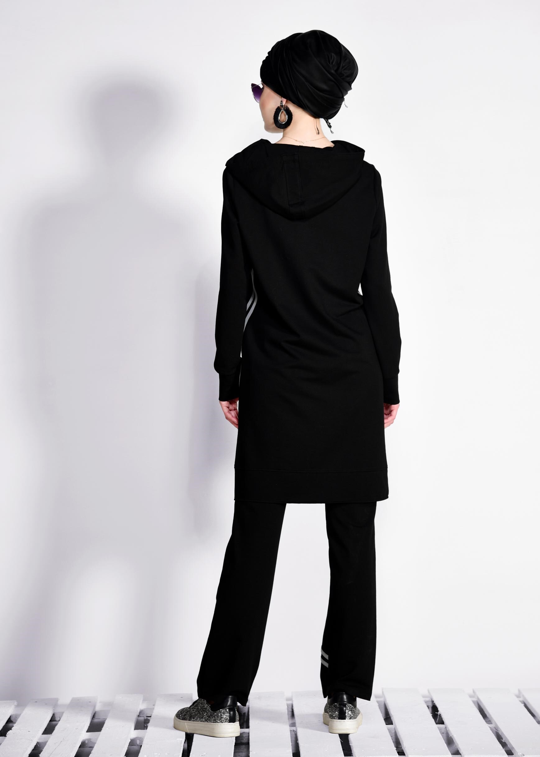 Tesettür giyim SİYAH KAPÜŞONLU ŞERİTLİ 2&prime;Lİ EŞOFMAN TAKIM 4209