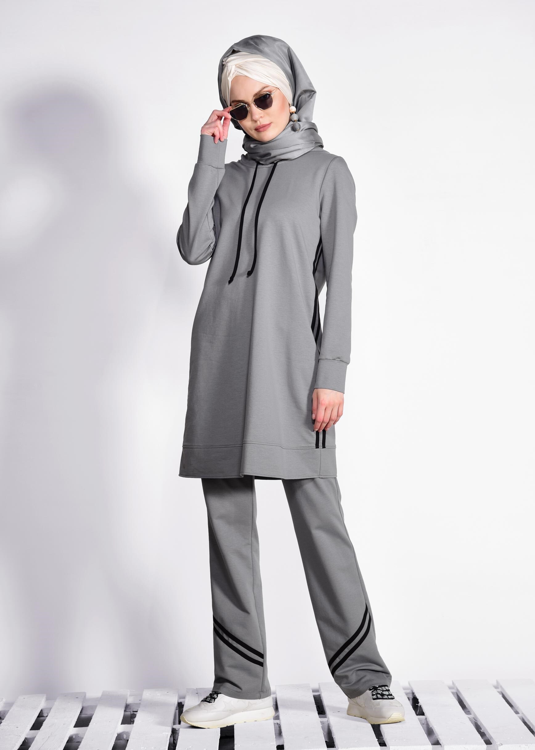 Tesettür giyim GRİ KAPÜŞONLU ŞERİTLİ 2&prime;Lİ EŞOFMAN TAKIM 4209