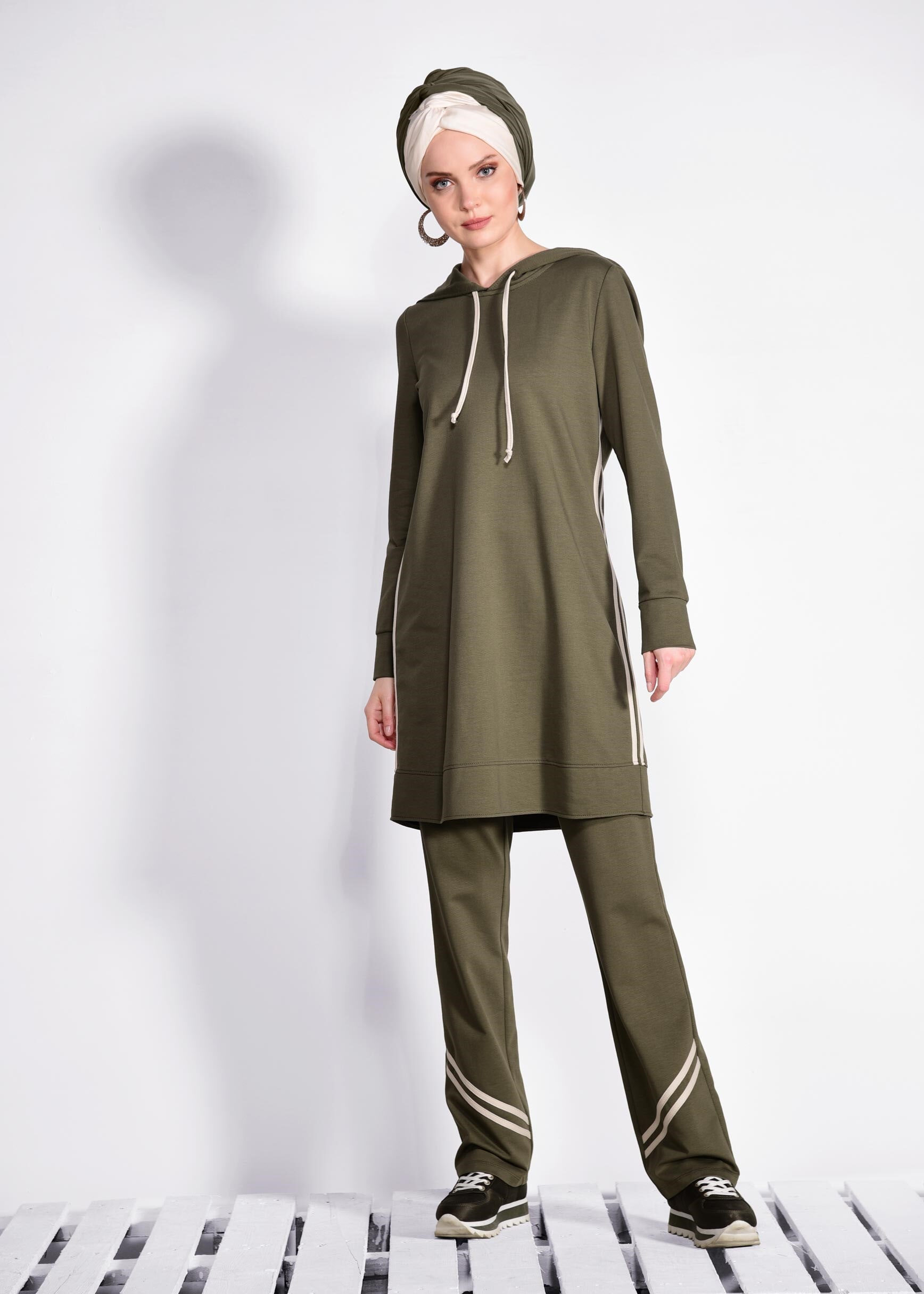 Tesettür giyim HAKİ KAPÜŞONLU ŞERİTLİ 2&prime;Lİ EŞOFMAN TAKIM 4209