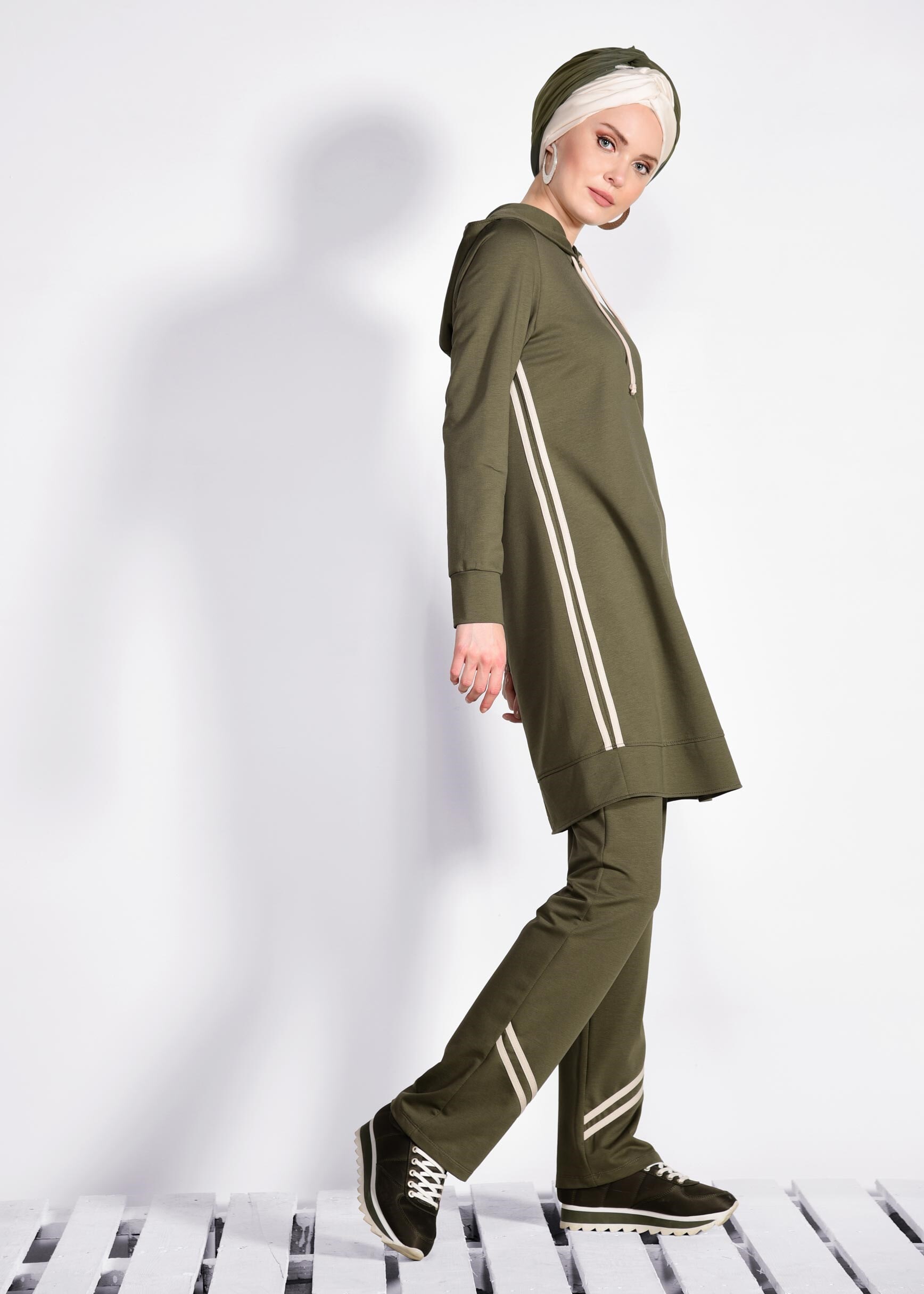 Tesettür giyim HAKİ KAPÜŞONLU ŞERİTLİ 2&prime;Lİ EŞOFMAN TAKIM 4209
