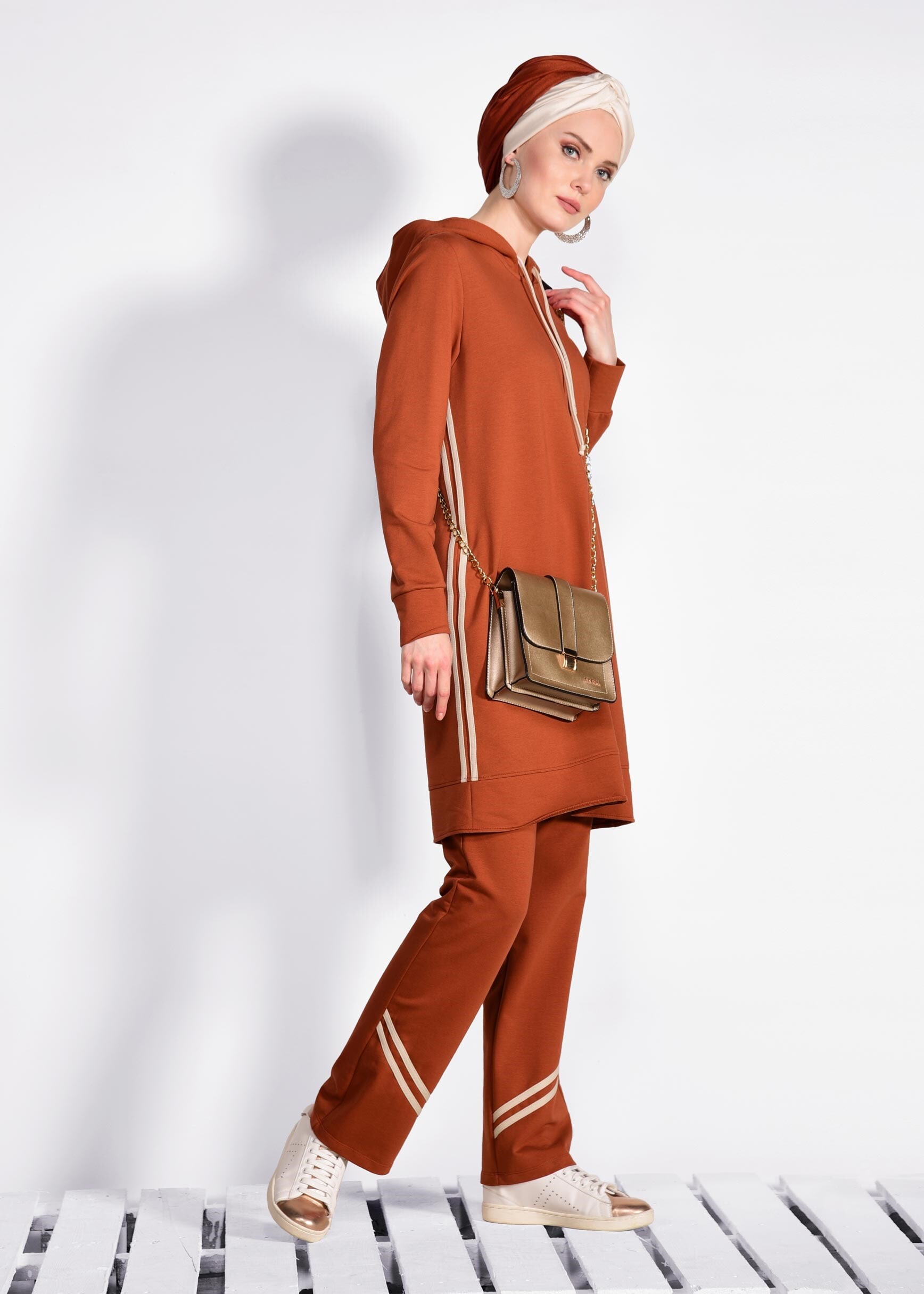 Tesettür giyim BORDO KAPÜŞONLU ŞERİTLİ 2&prime;Lİ EŞOFMAN TAKIM 4209