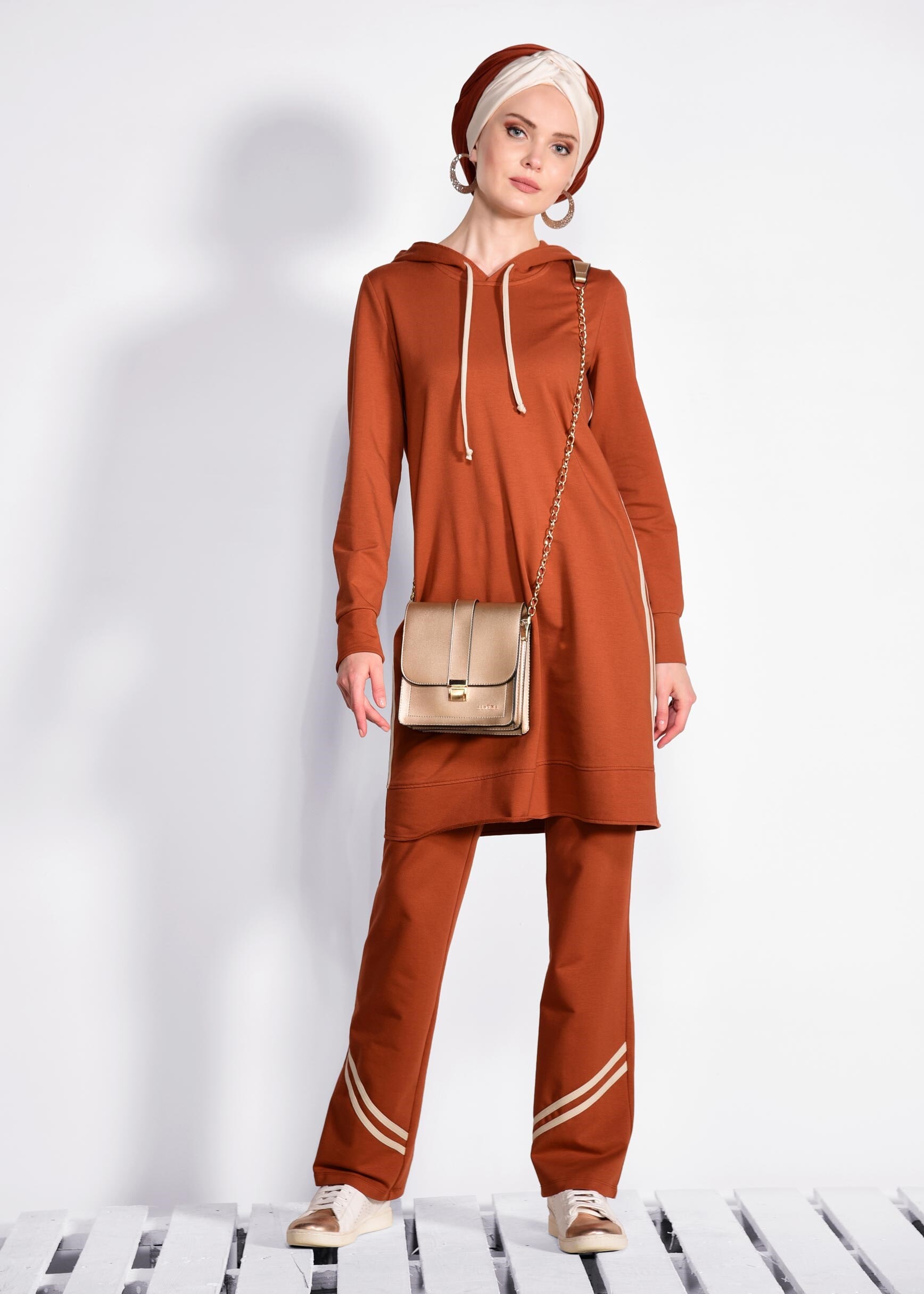 Tesettür giyim BORDO KAPÜŞONLU ŞERİTLİ 2&prime;Lİ EŞOFMAN TAKIM 4209