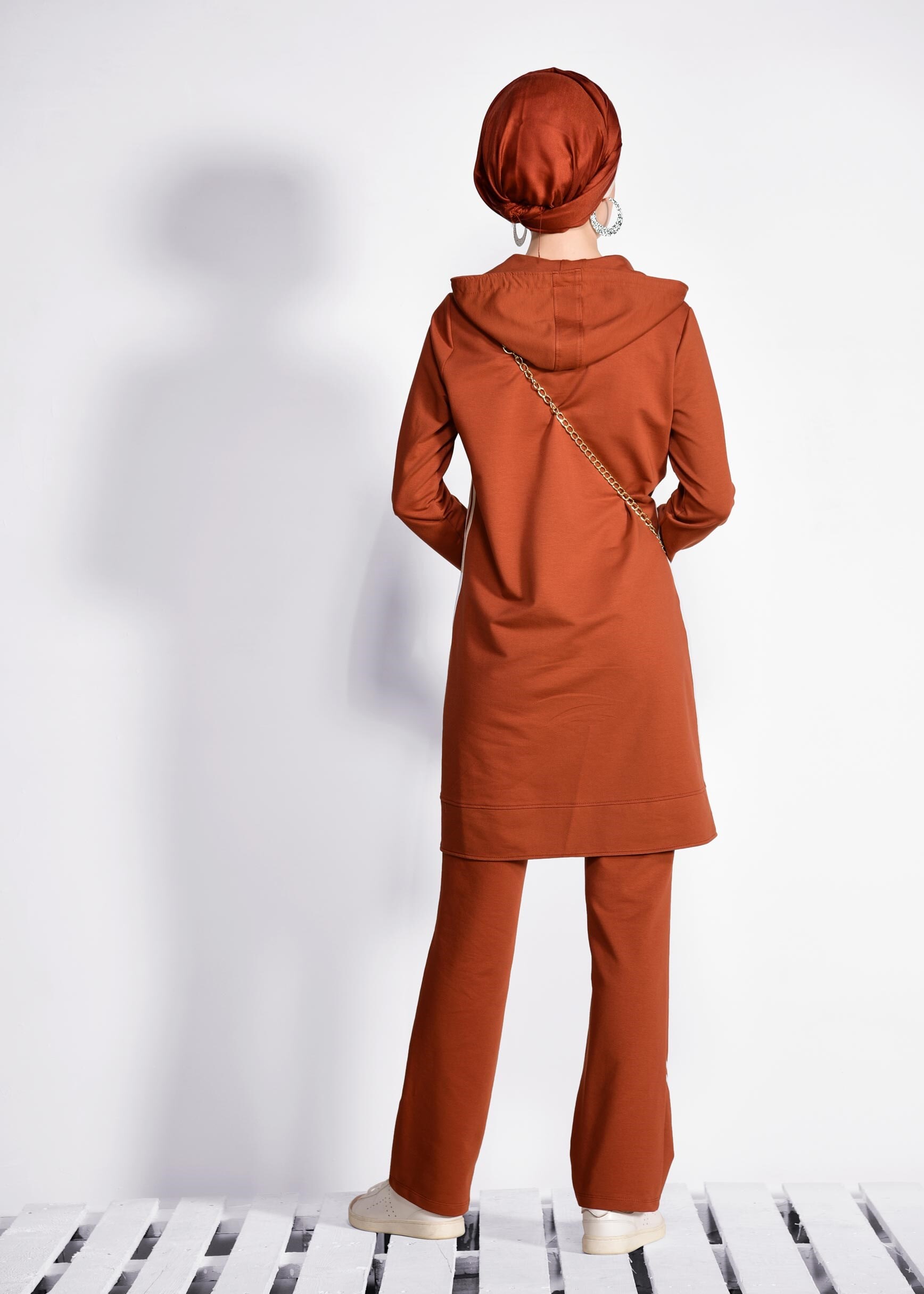 Tesettür giyim BORDO KAPÜŞONLU ŞERİTLİ 2&prime;Lİ EŞOFMAN TAKIM 4209