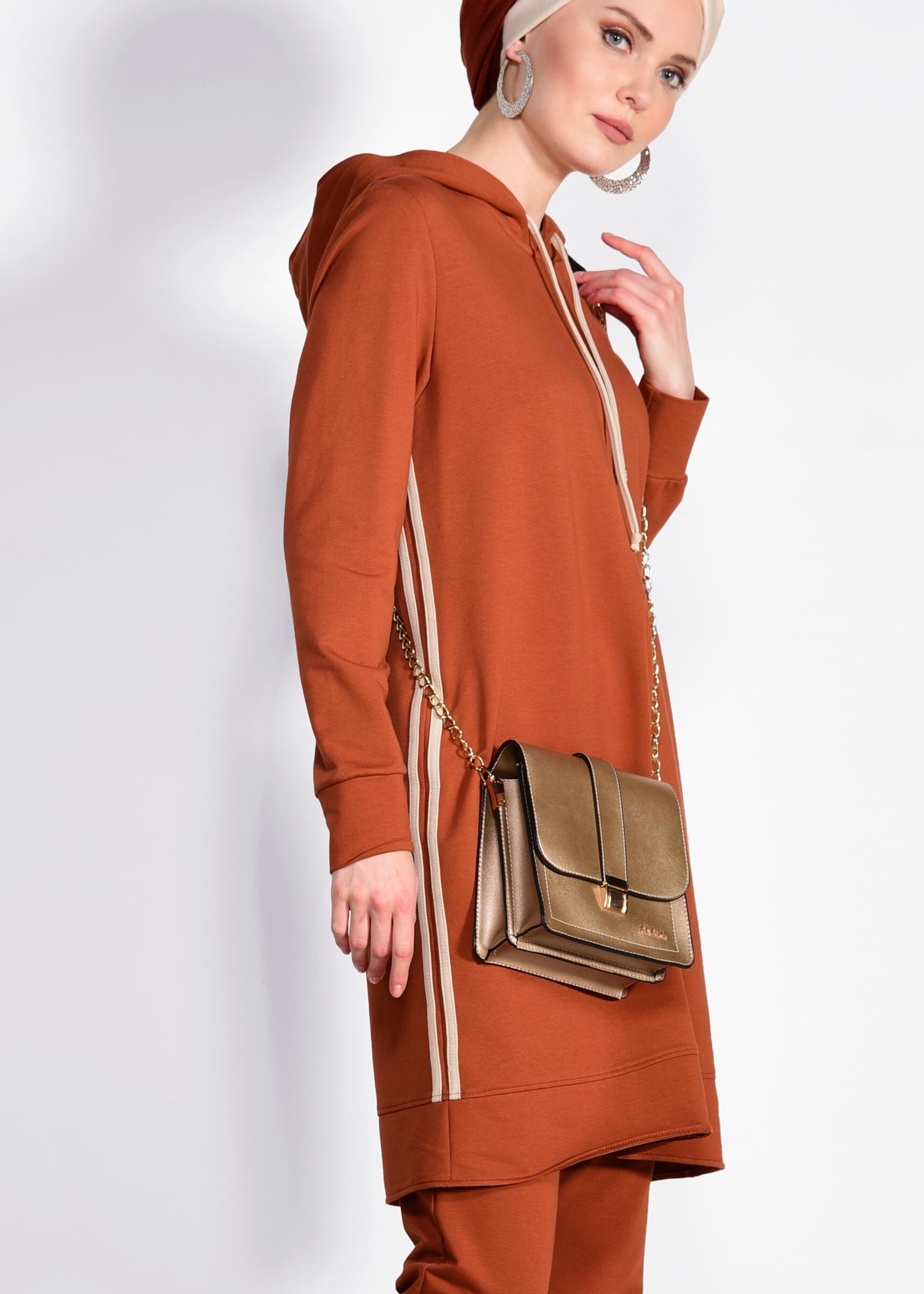 Tesettür giyim BORDO KAPÜŞONLU ŞERİTLİ 2&prime;Lİ EŞOFMAN TAKIM 4209