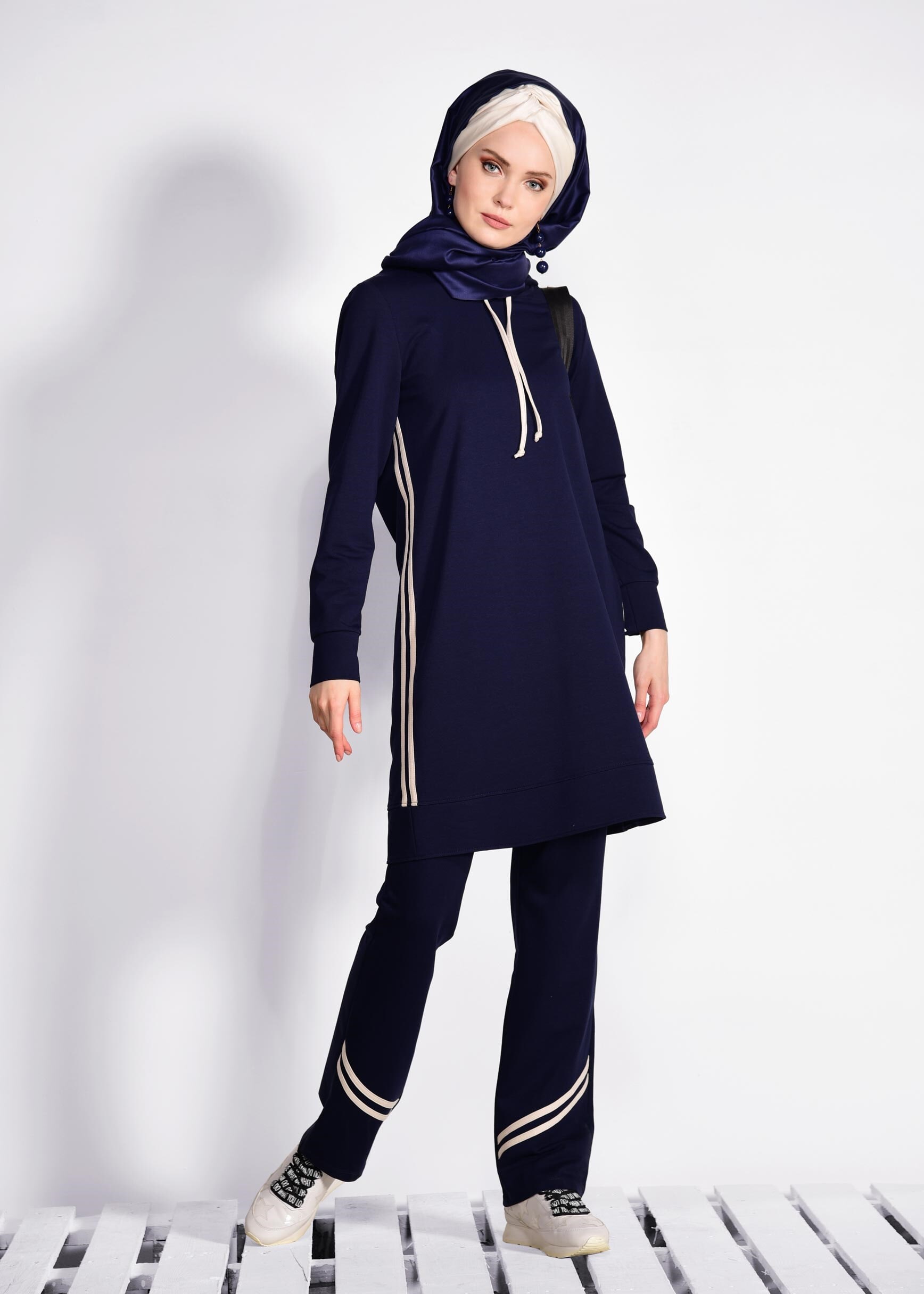 Tesettür giyim LACİVERT KAPÜŞONLU ŞERİTLİ 2&prime;Lİ EŞOFMAN TAKIM 4209