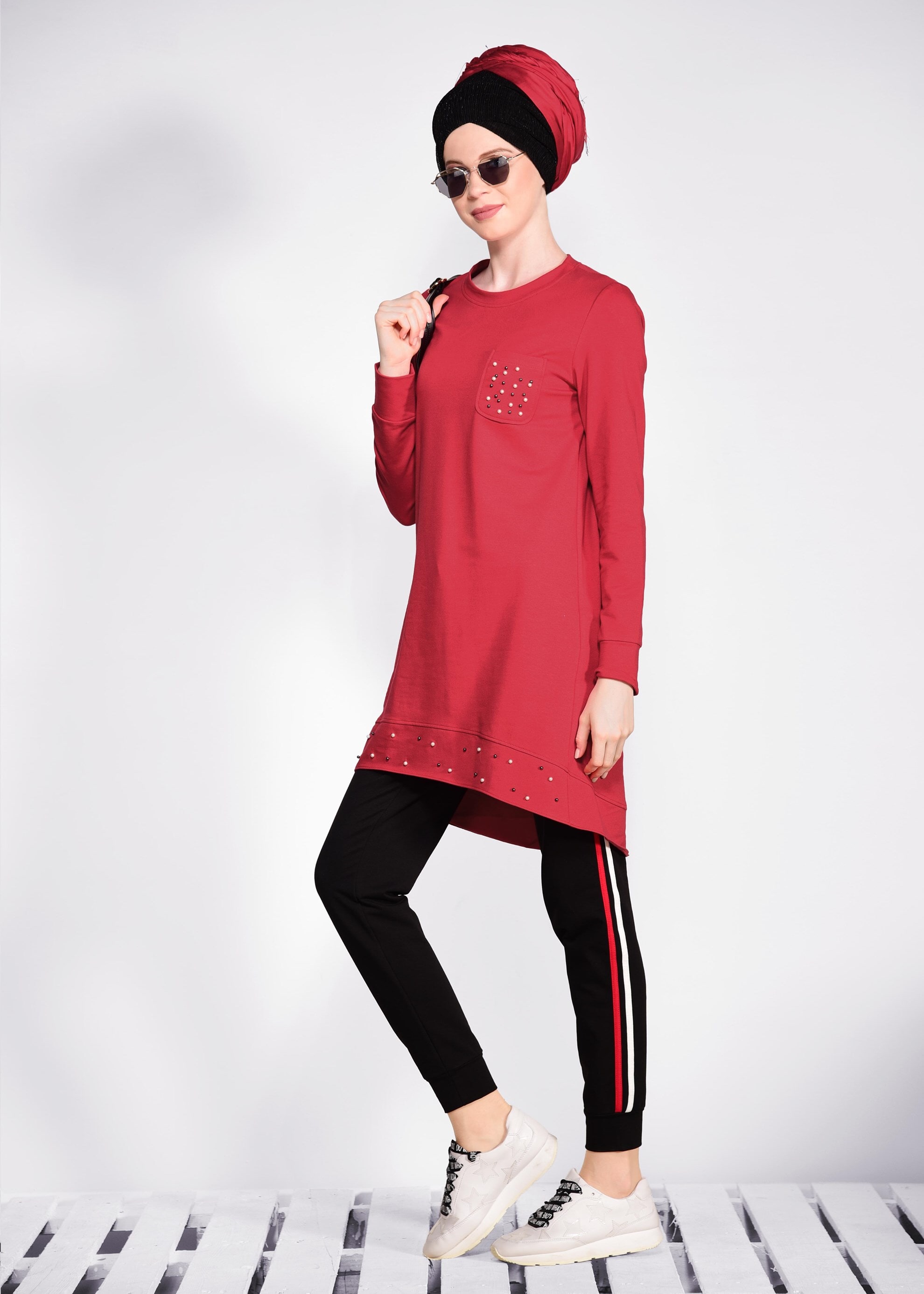 Tesettür giyim KIRMIZI İNCİ İŞLEMELİ EŞOFMAN TUNİK 4211