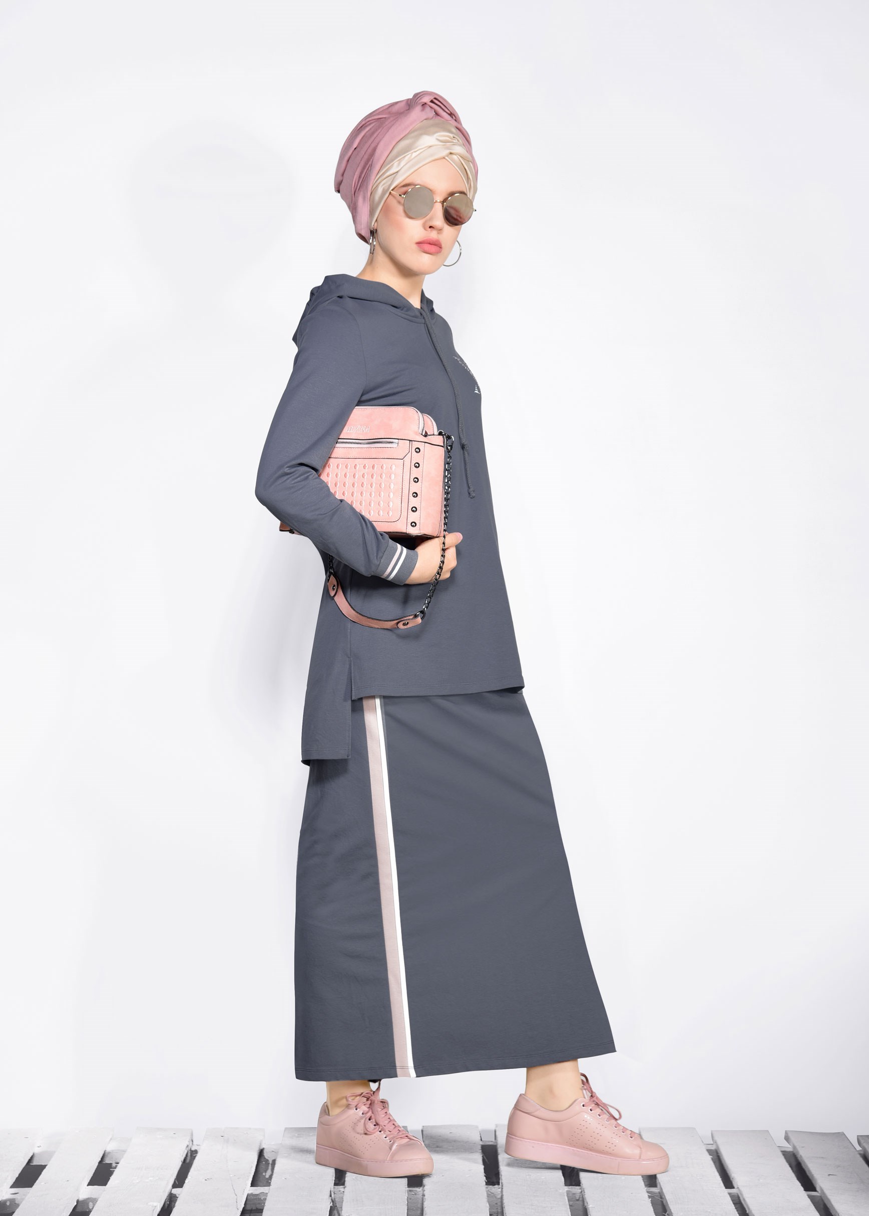 Tesettür giyim GRİ ŞERİTLİ KAPÜŞONLU 2&prime;Lİ ETEKLİ EŞOFMAN TAKIMI 4268