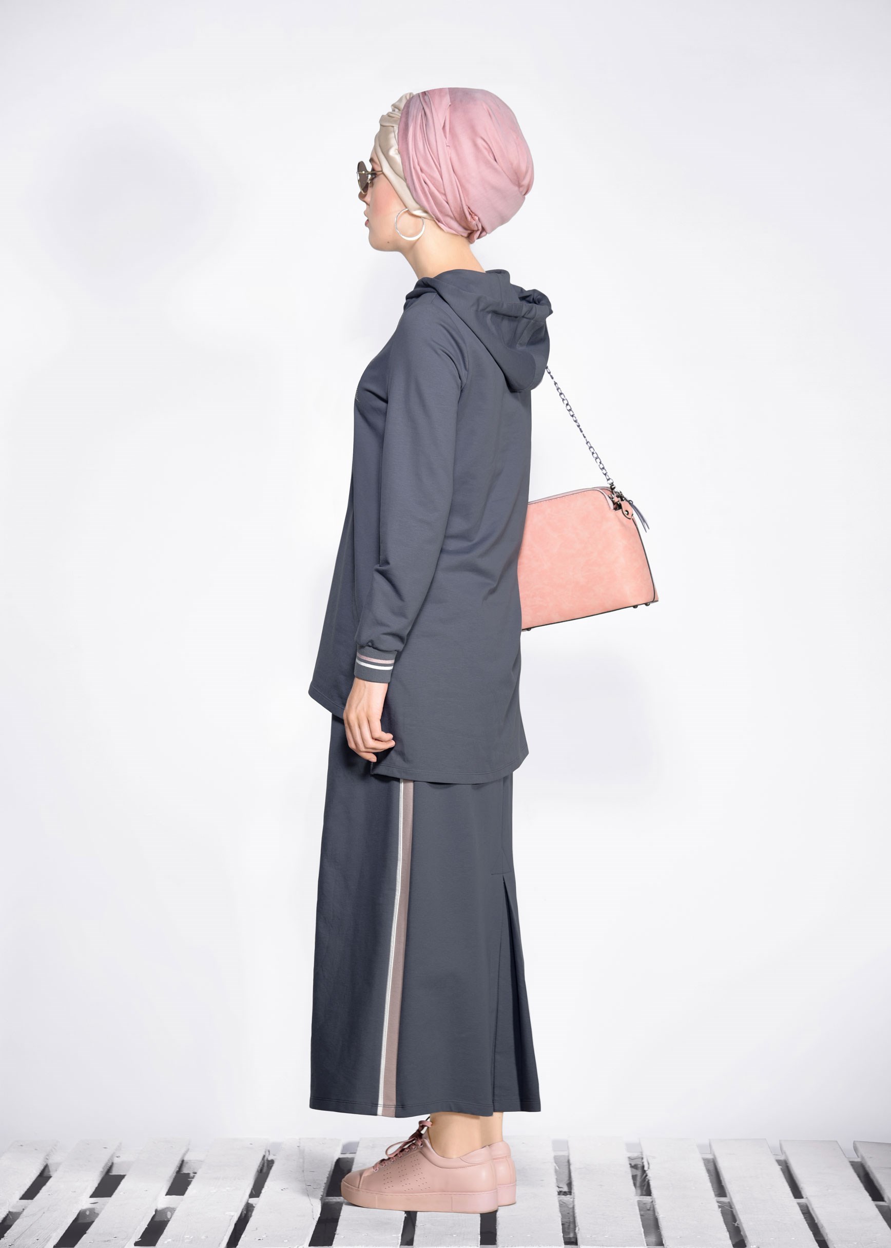 Tesettür giyim GRİ ŞERİTLİ KAPÜŞONLU 2&prime;Lİ ETEKLİ EŞOFMAN TAKIMI 4268