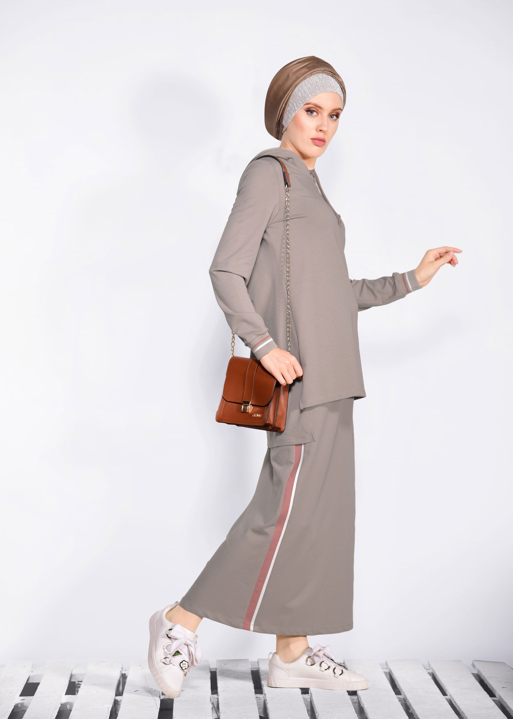 Tesettür giyim KAHVE ŞERİTLİ KAPÜŞONLU 2&prime;Lİ ETEKLİ EŞOFMAN TAKIMI 4268