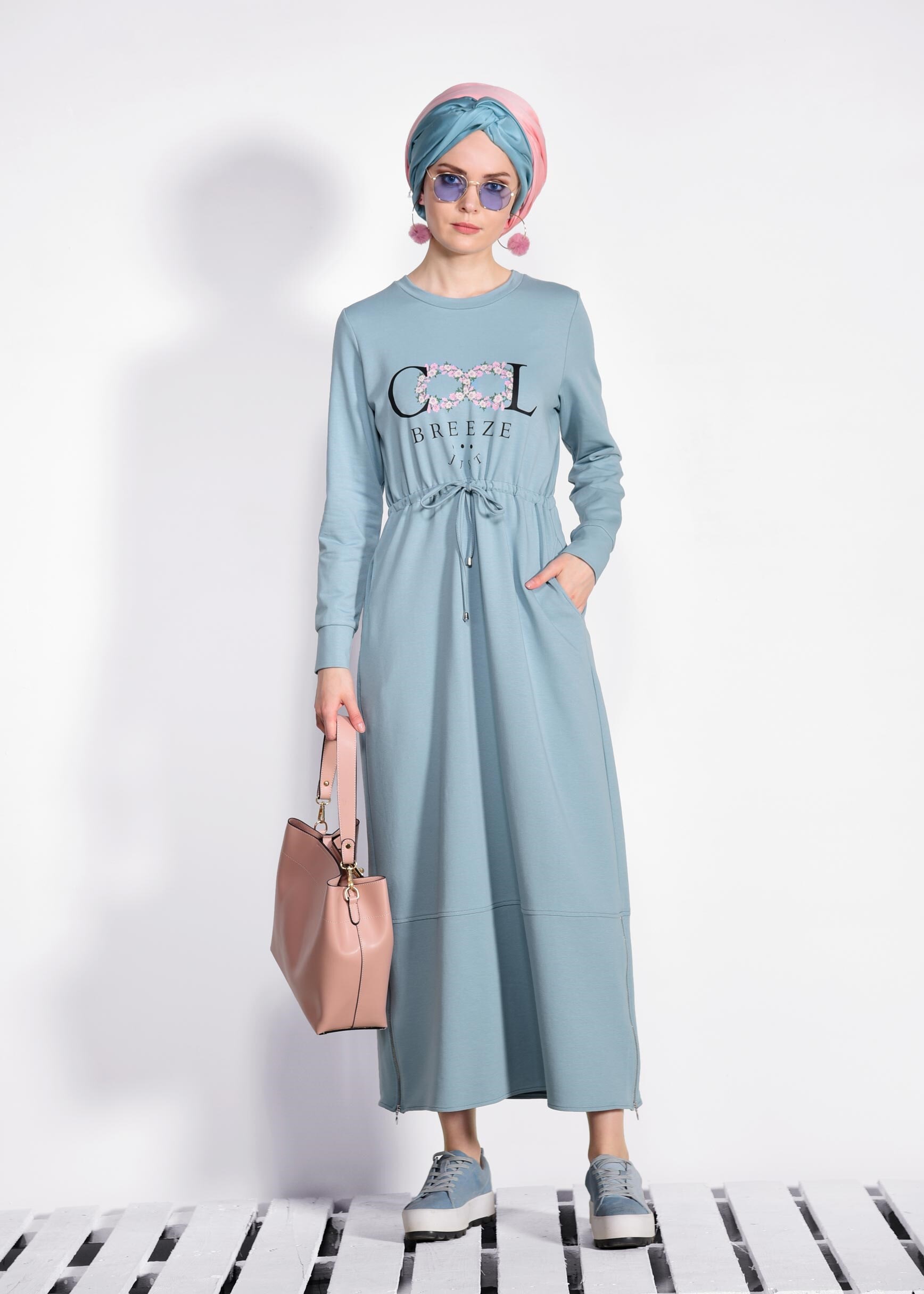 Tesettür giyim MAVİ ÖNÜ BASKILI BELİ BÜZGÜLÜ EŞOFMAN ELBİSE 4524 
