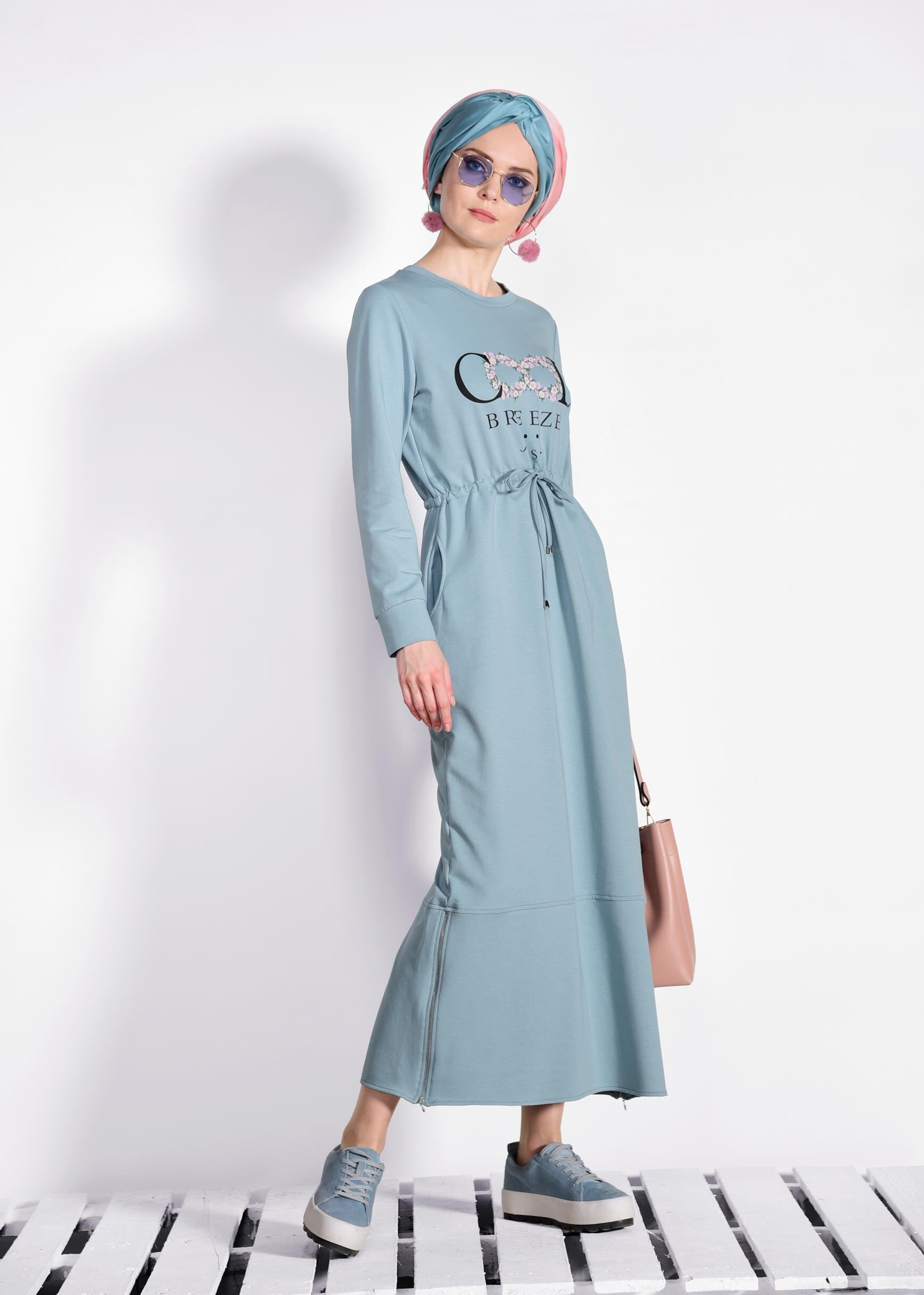 Tesettür giyim MAVİ ÖNÜ BASKILI BELİ BÜZGÜLÜ EŞOFMAN ELBİSE 4524 