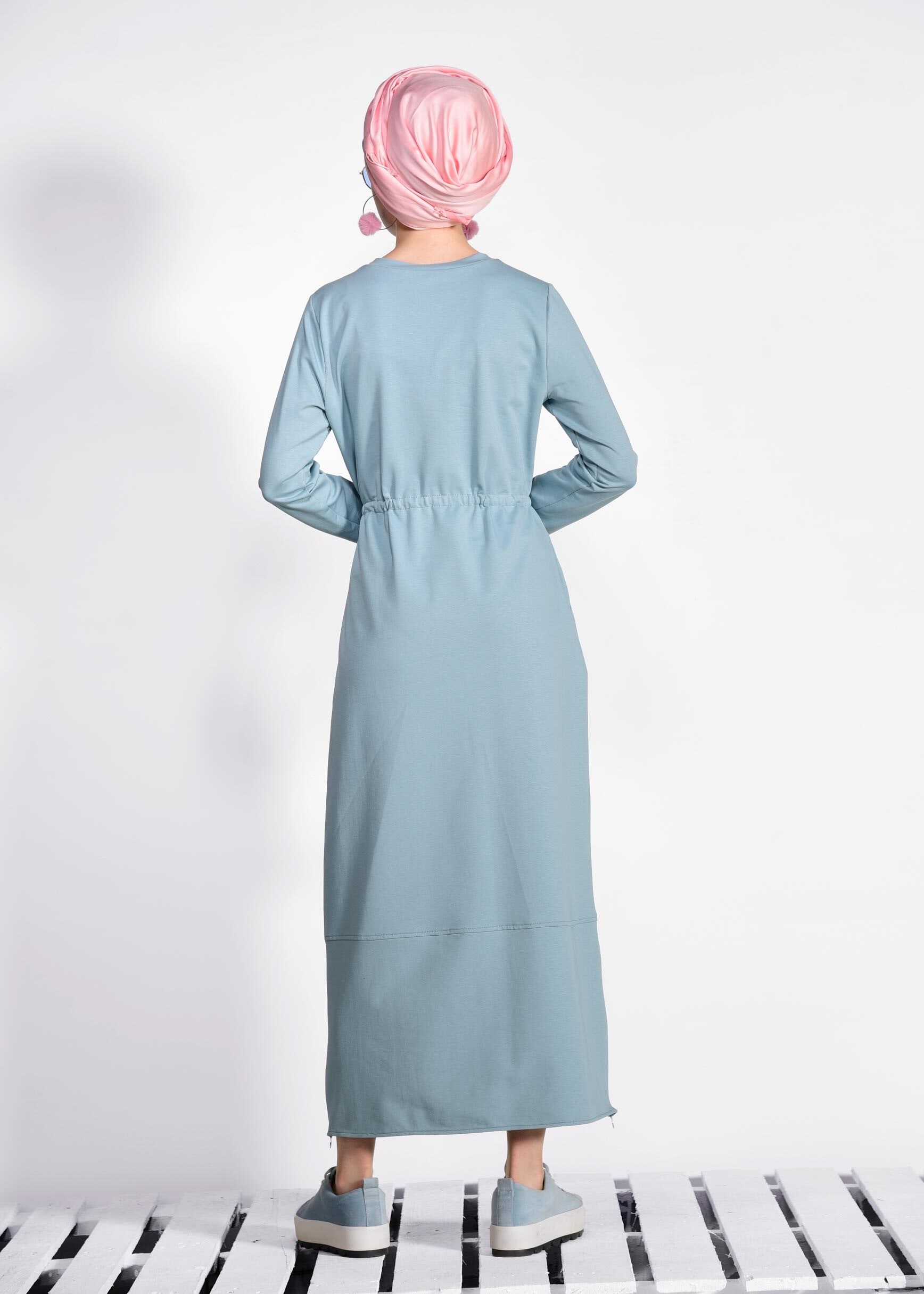 Tesettür giyim MAVİ ÖNÜ BASKILI BELİ BÜZGÜLÜ EŞOFMAN ELBİSE 4524 