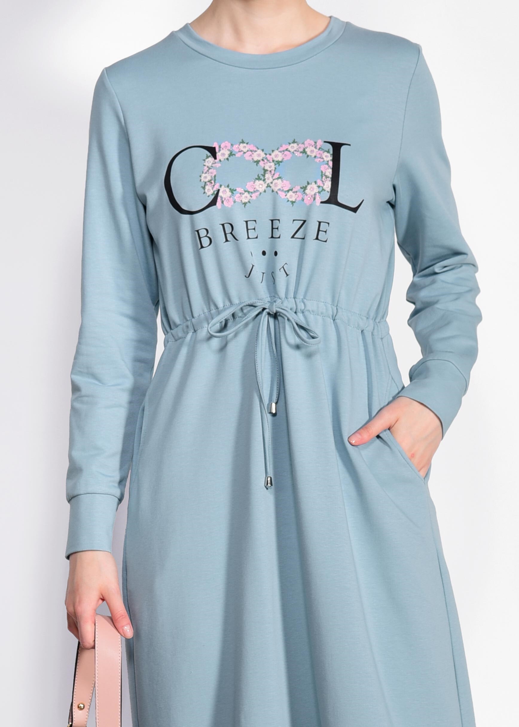 Tesettür giyim MAVİ ÖNÜ BASKILI BELİ BÜZGÜLÜ EŞOFMAN ELBİSE 4524 