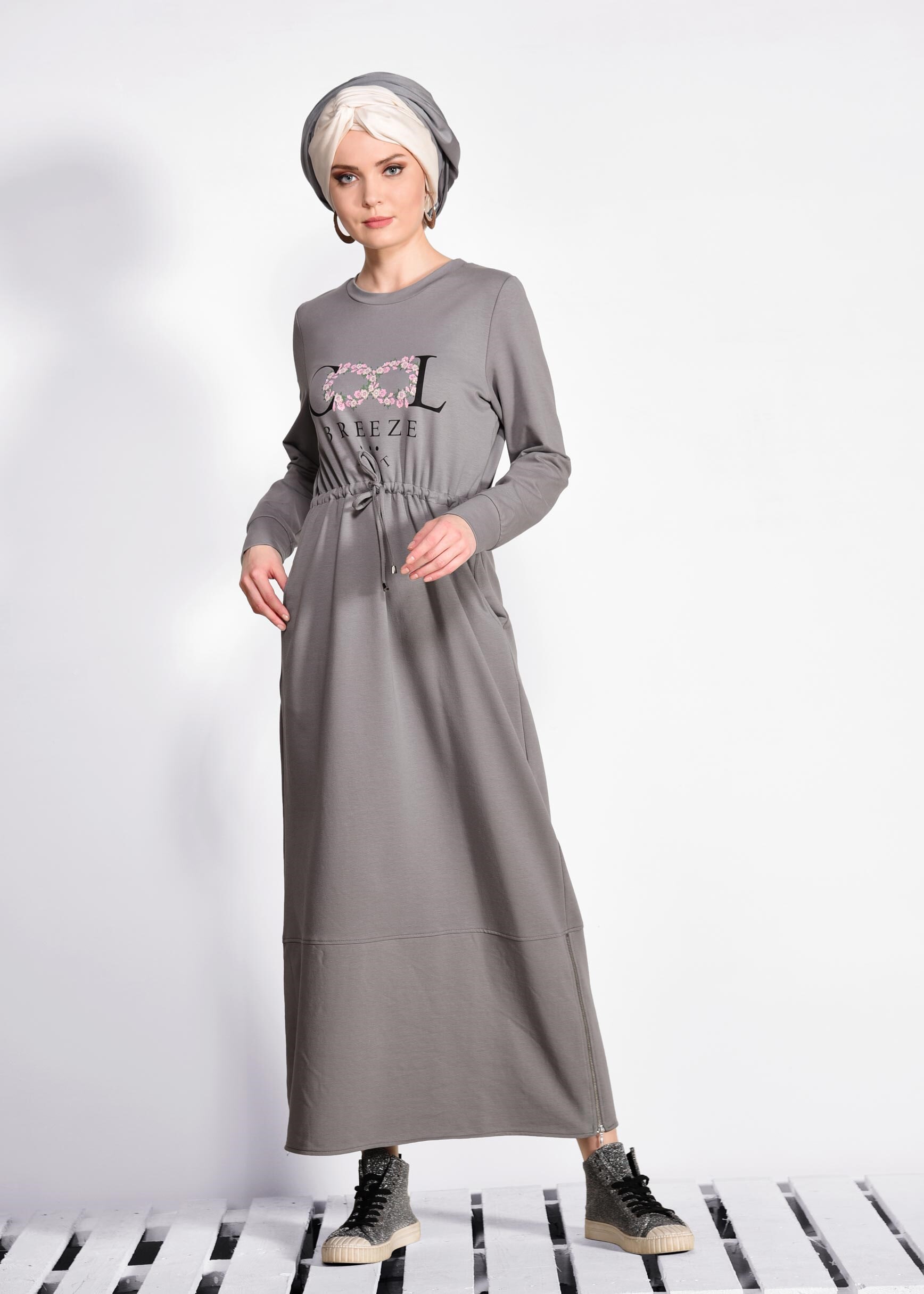Tesettür giyim GRİ ÖNÜ BASKILI BELİ BÜZGÜLÜ EŞOFMAN ELBİSE 4524 