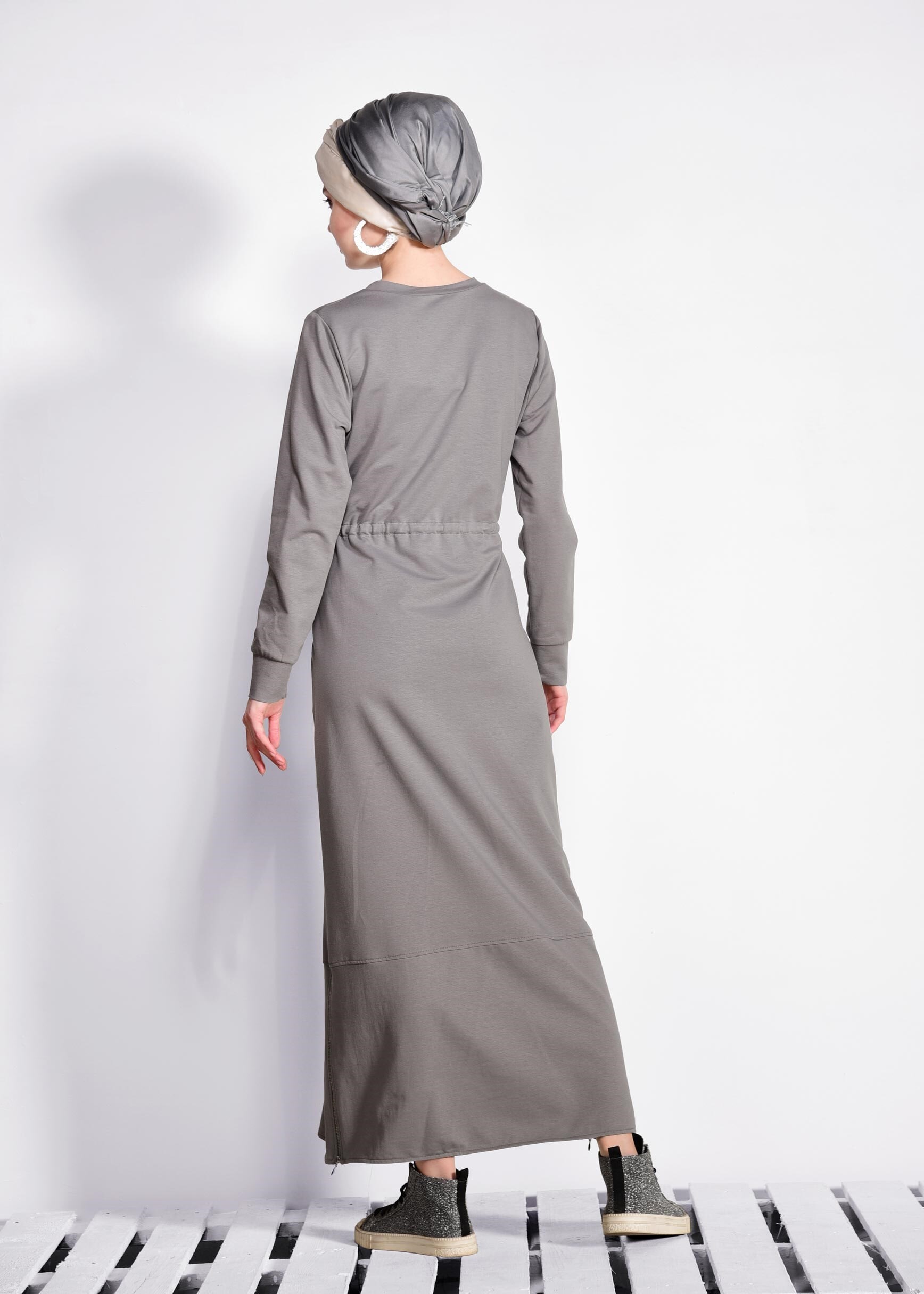 Tesettür giyim GRİ ÖNÜ BASKILI BELİ BÜZGÜLÜ EŞOFMAN ELBİSE 4524 