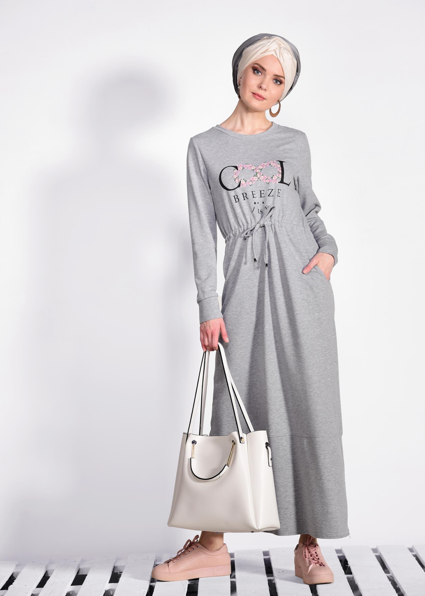 Tesettür giyim GRİ ÖNÜ BASKILI BELİ BÜZGÜLÜ EŞOFMAN ELBİSE 4524 